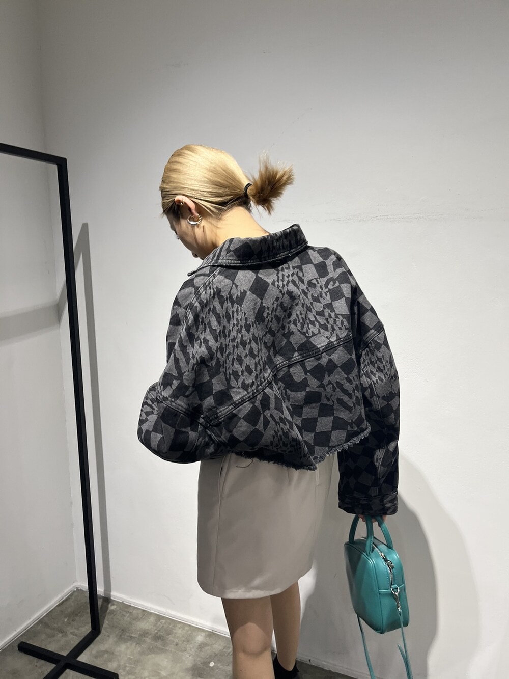 ブルー系のショルダーバッグ、ブラック系のサンダル、その他のデニムジャケットを着用したレディースの春コーディネートの4枚目の写真