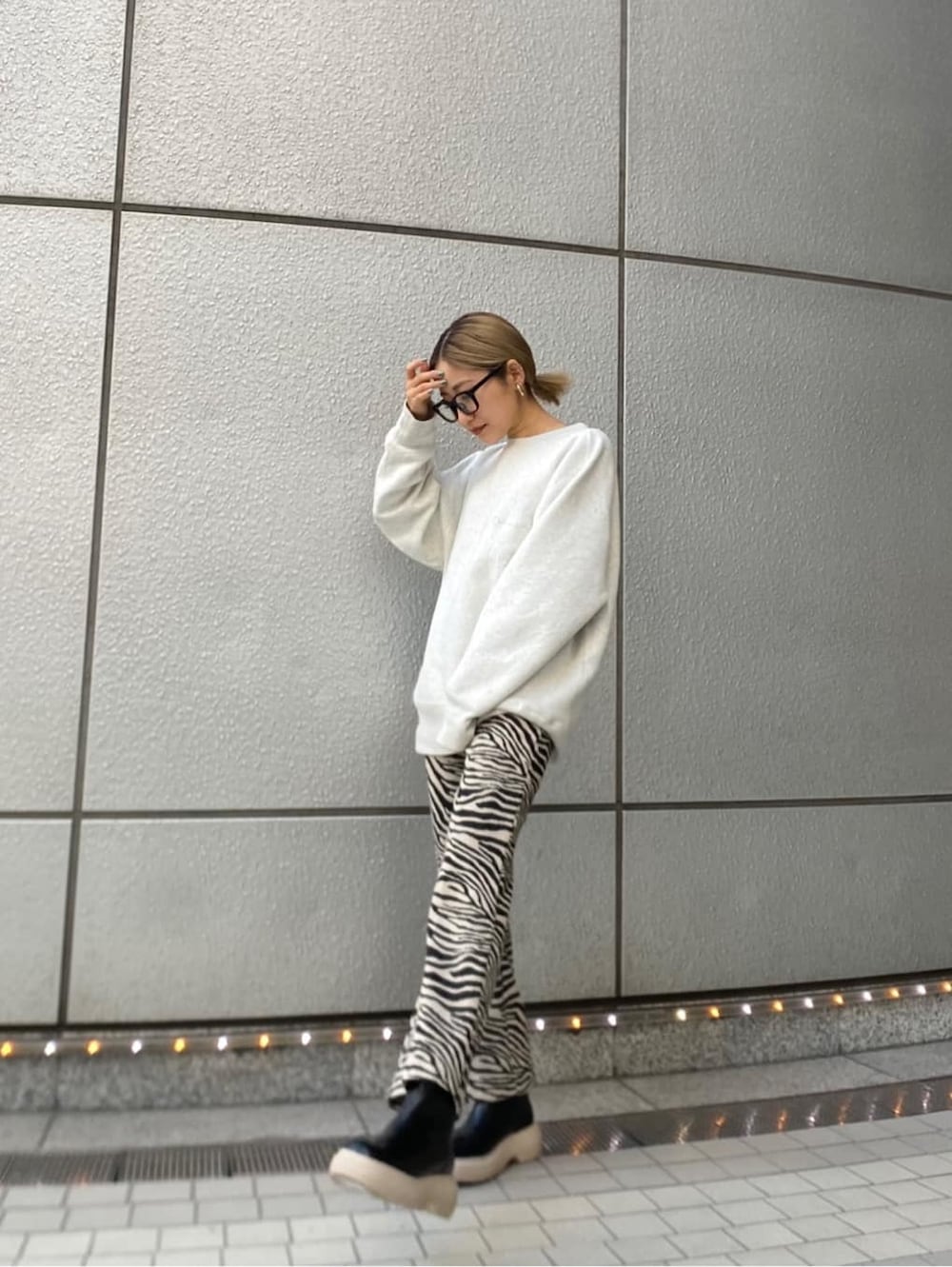 グレー系のスウェット、その他のその他パンツ、ブラック系のブーツを着用したレディースの冬コーディネートの3枚目の写真