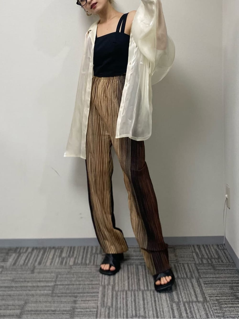 その他のその他パンツ、ホワイト系のシャツ/ブラウス、ブラック系のサンダルを着用したレディースの夏コーディネートの5枚目の写真