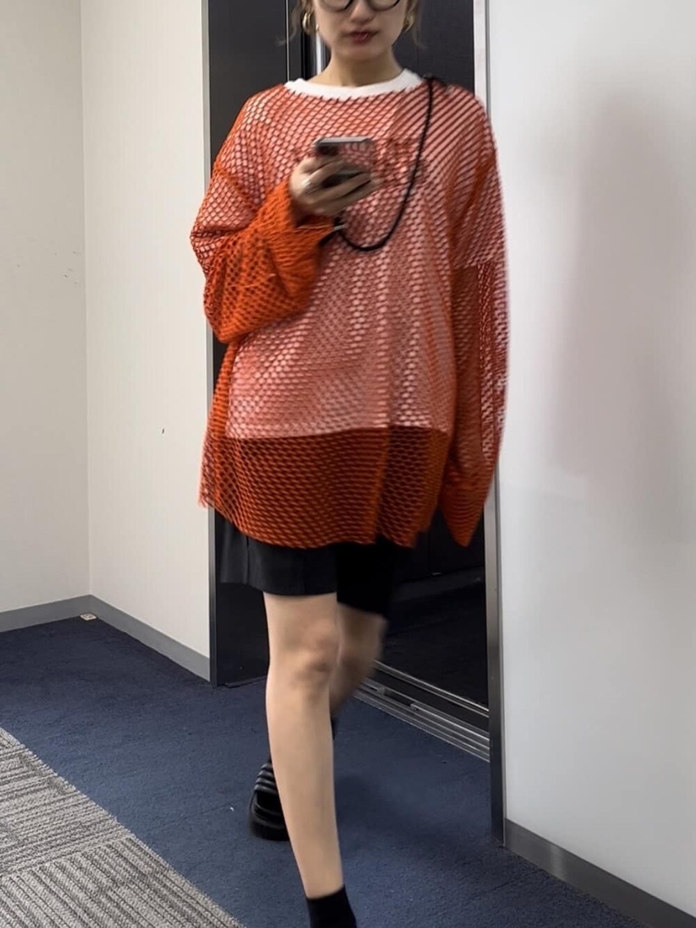 オレンジ系のTシャツ/カットソー、ホワイト系のTシャツ/カットソーを着用したレディースの夏コーディネートの3枚目の写真