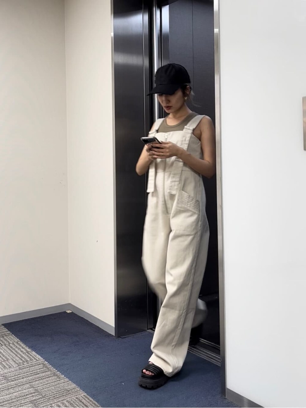 ホワイト系のつなぎ/オールインワン、ベージュ系のタンクトップを着用したレディースの夏コーディネートの2枚目の写真