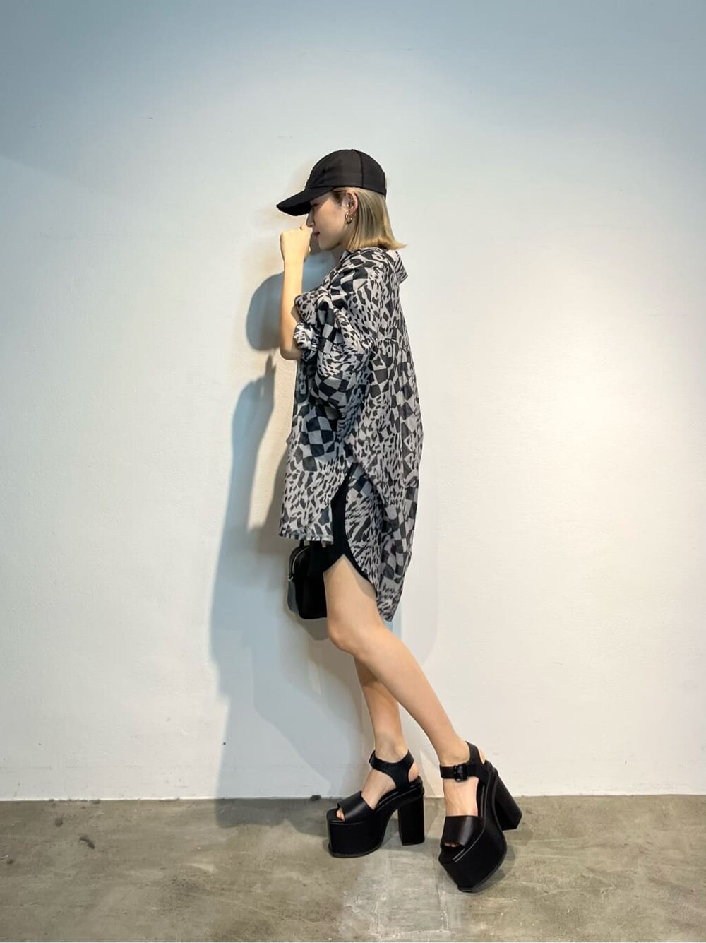 ブラック系のワンピース、ブラック系のサンダル、その他のシャツ/ブラウスを着用したレディースの春コーディネートの2枚目の写真