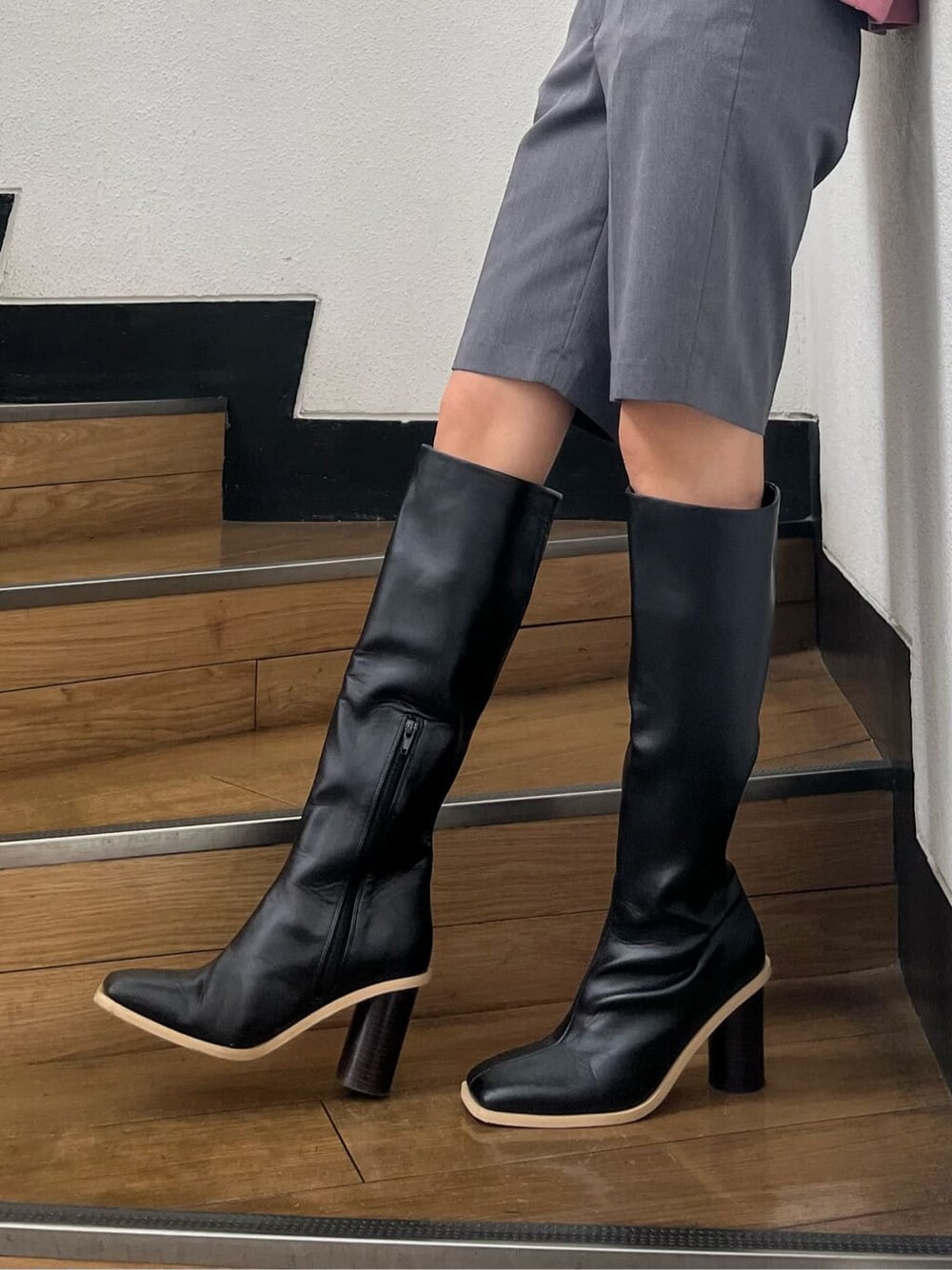 ブラック系のブーツ、グレー系のその他パンツ、ピンク系のTシャツ/カットソーを着用したレディースの春コーディネートの9枚目の写真