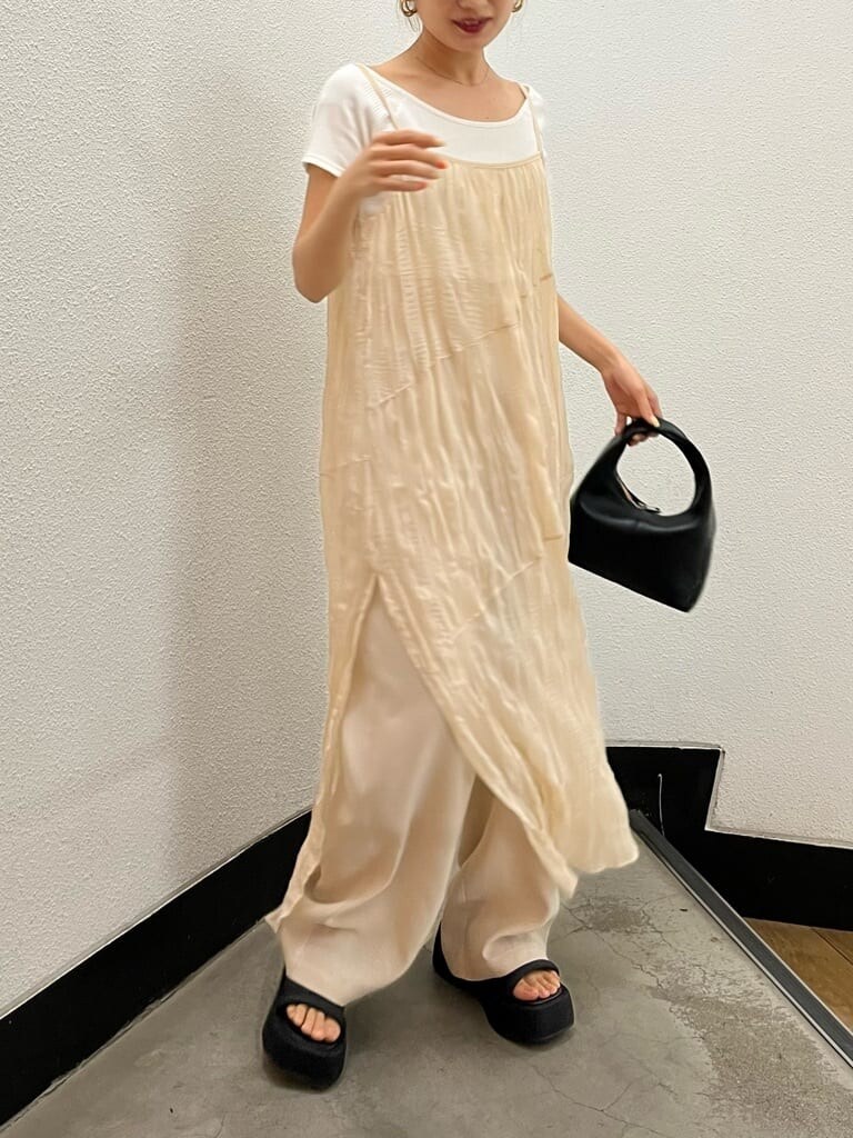 ホワイト系のTシャツ/カットソー、ブラック系のサンダル、ホワイト系のワンピースを着用したレディースの夏コーディネートの4枚目の写真