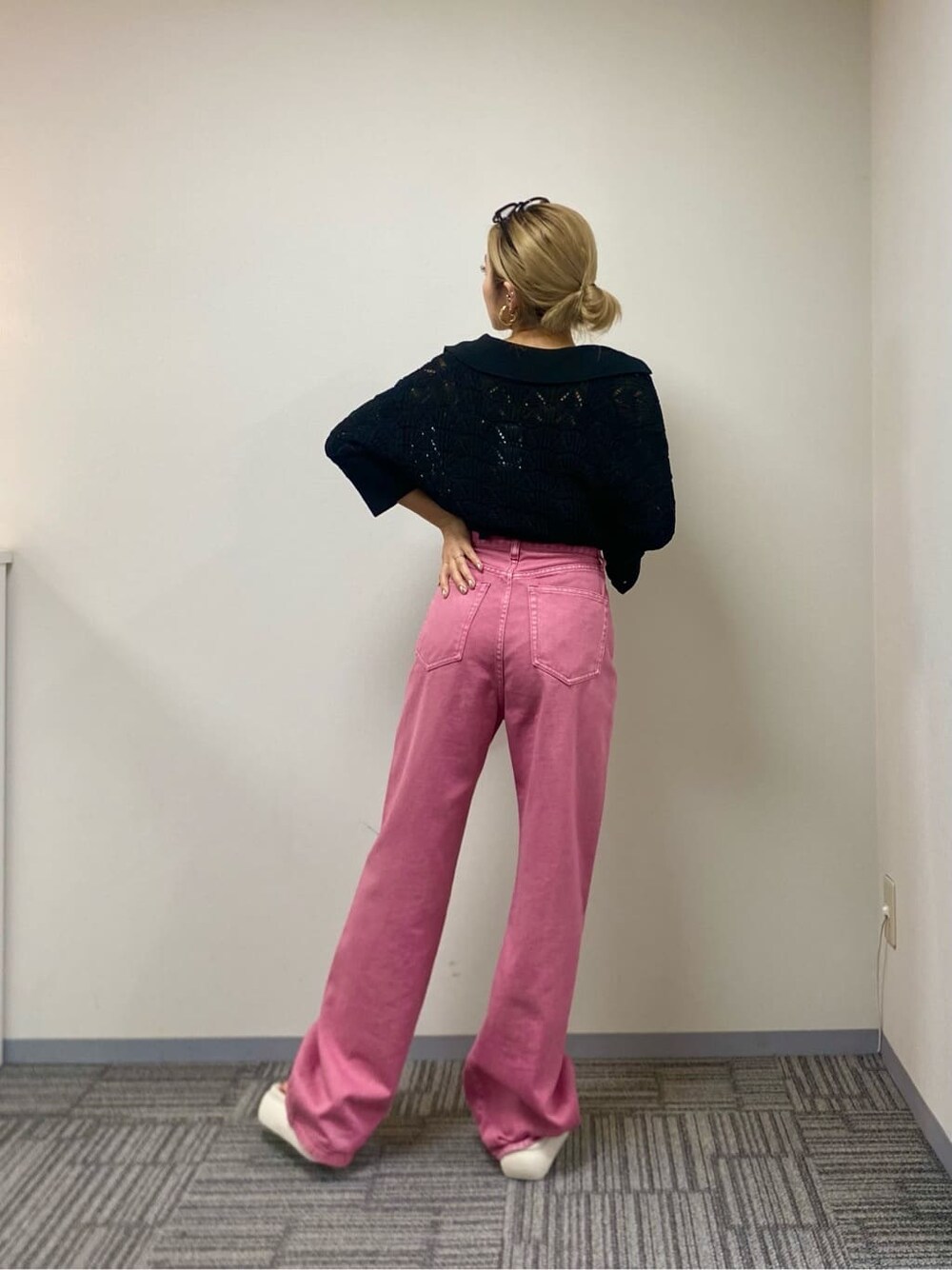 ホワイト系のニット/セーター、ブラック系のタンクトップ、ホワイト系のサンダルを着用したレディースの春コーディネートの3枚目の写真