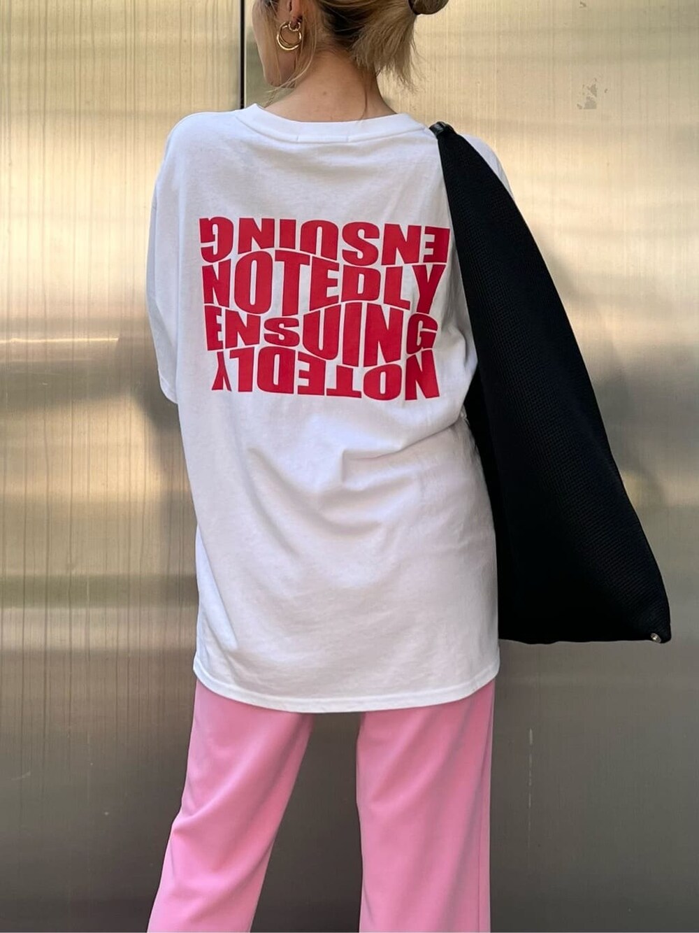 ホワイト系のTシャツ/カットソーを着用したレディースの夏コーディネートの5枚目の写真