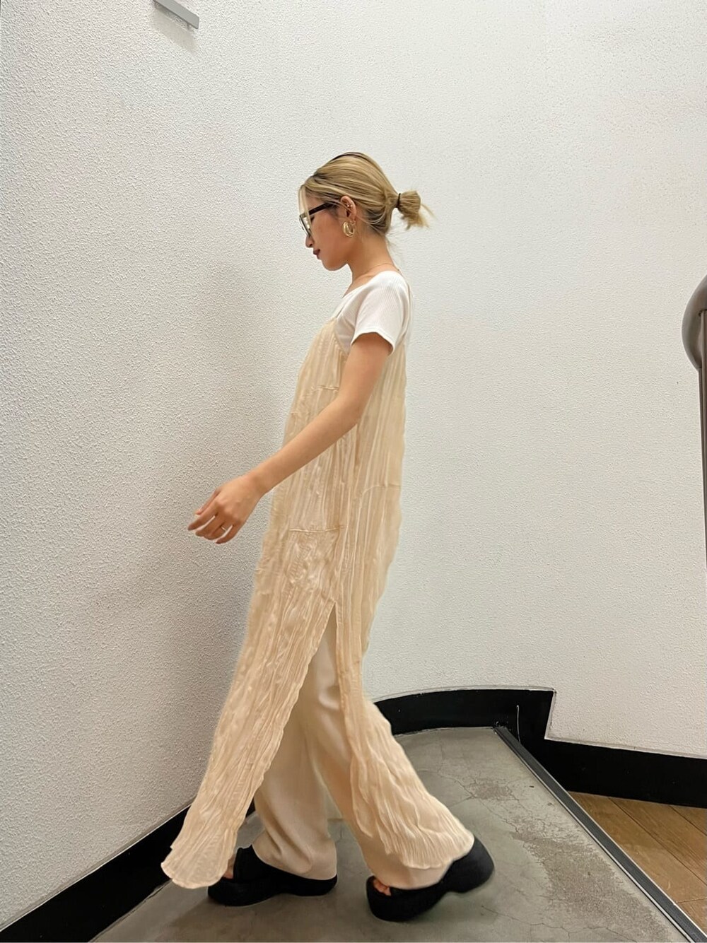 ホワイト系のTシャツ/カットソー、ブラック系のサンダル、ホワイト系のワンピースを着用したレディースの夏コーディネートの2枚目の写真