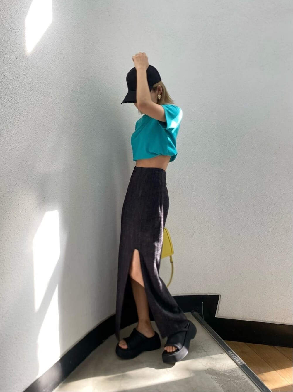 ブラック系のサンダル、ブラック系のスカート、ブルー系のTシャツ/カットソーを着用したレディースの春コーディネートの2枚目の写真