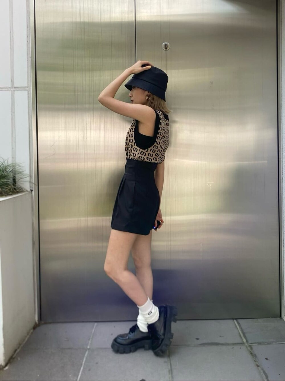 ブラック系のその他パンツ、その他のタンクトップ、ホワイト系のソックス/靴下を着用したレディースの春コーディネートの3枚目の写真