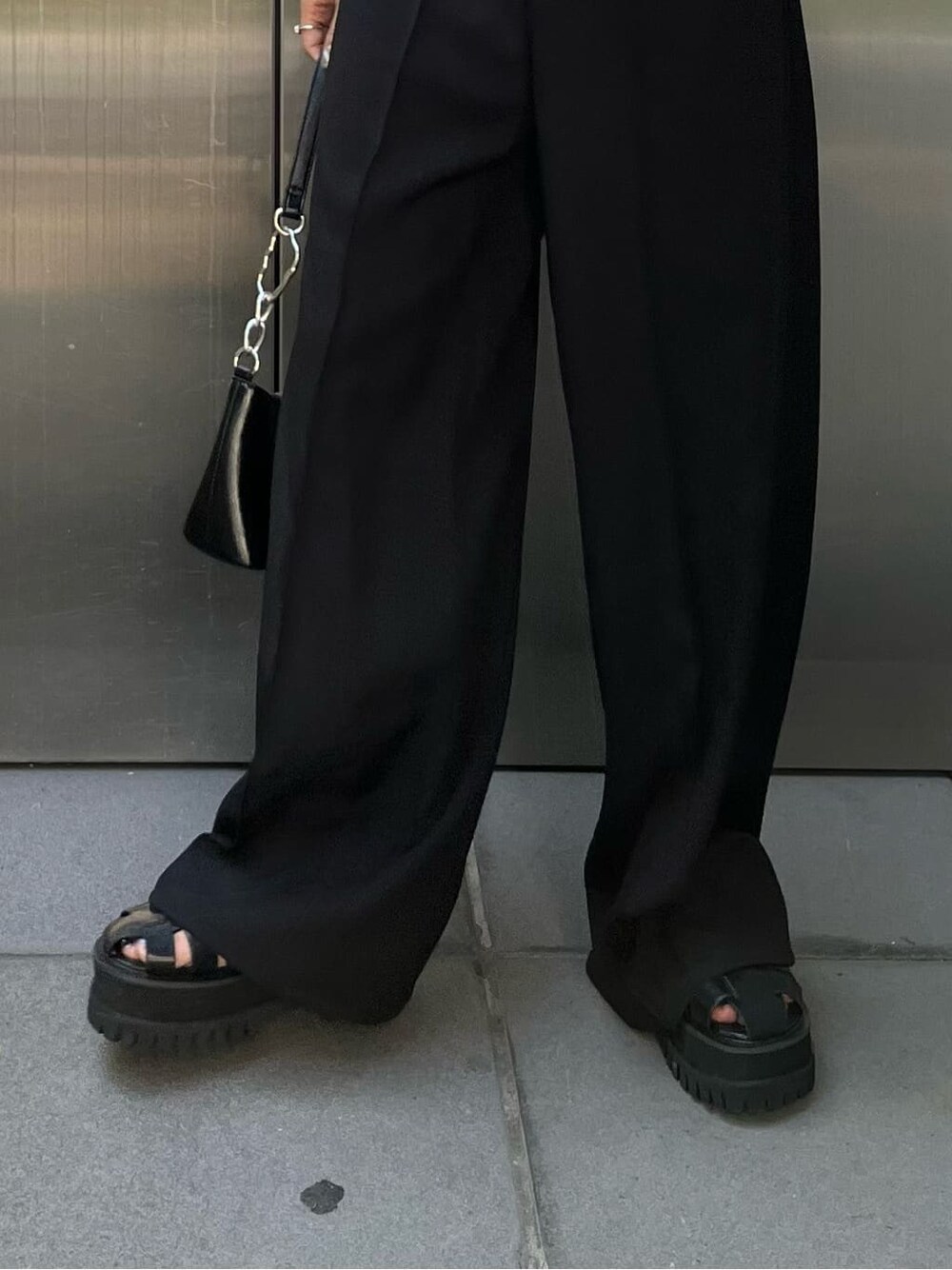 ブラック系のつなぎ/オールインワン、ベージュ系のタンクトップ、ブラック系のハンドバッグを着用したレディースの夏コーディネートの5枚目の写真