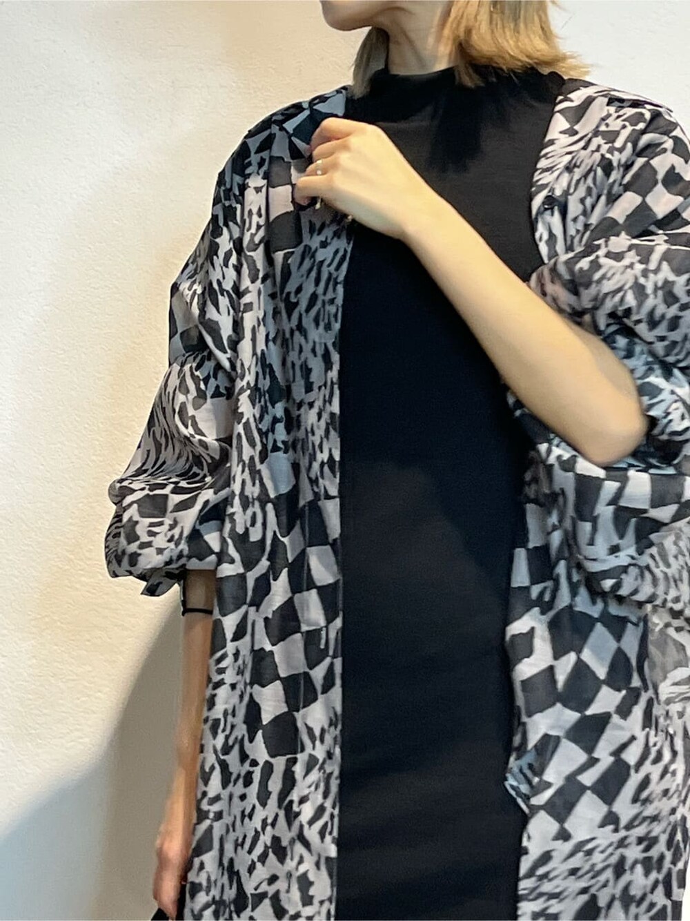 ブラック系のワンピース、ブラック系のサンダル、その他のシャツ/ブラウスを着用したレディースの春コーディネートの8枚目の写真