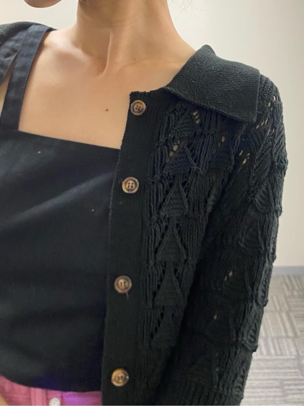 ホワイト系のニット/セーター、ブラック系のタンクトップ、ホワイト系のサンダルを着用したレディースの春コーディネートの5枚目の写真