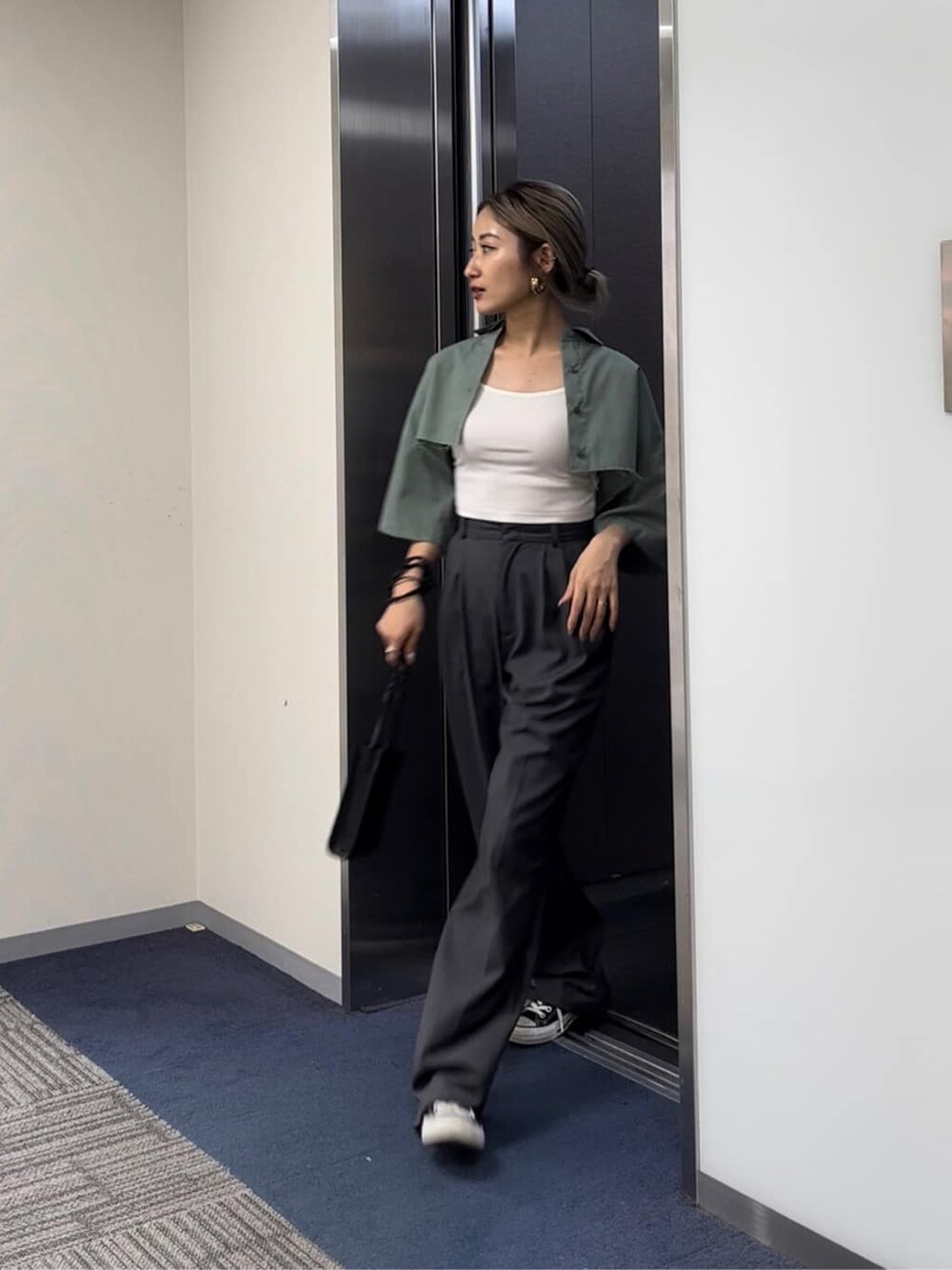 ブルー系のシャツ/ブラウス、グレー系のその他パンツを着用したレディースの夏コーディネートの2枚目の写真