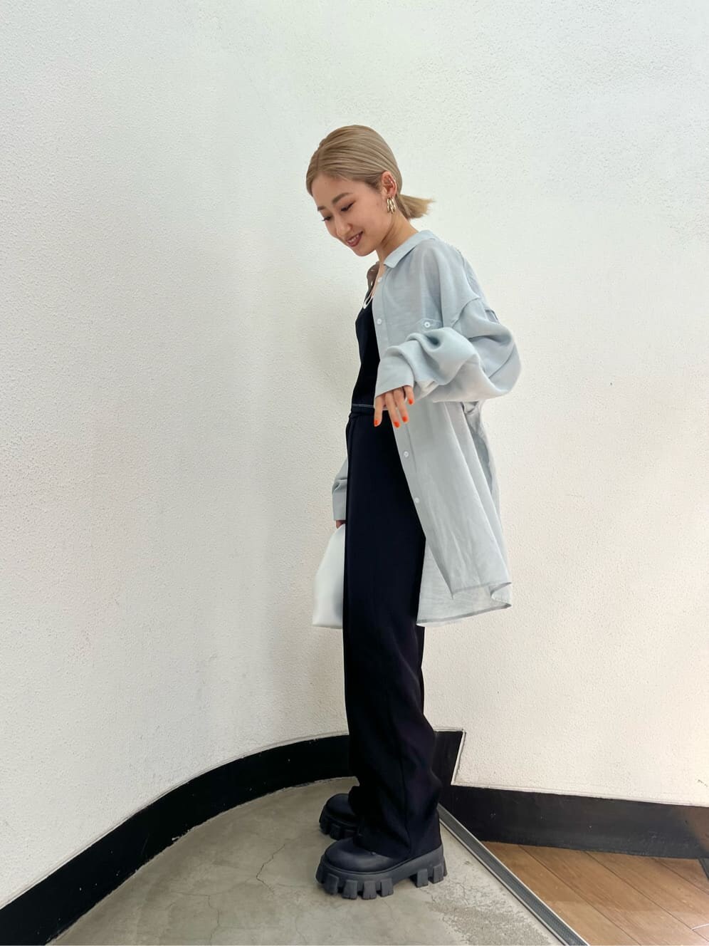 ブラック系のブーツ、ブラック系のその他パンツ、グレー系のシャツ/ブラウスを着用したレディースの春コーディネートの2枚目の写真