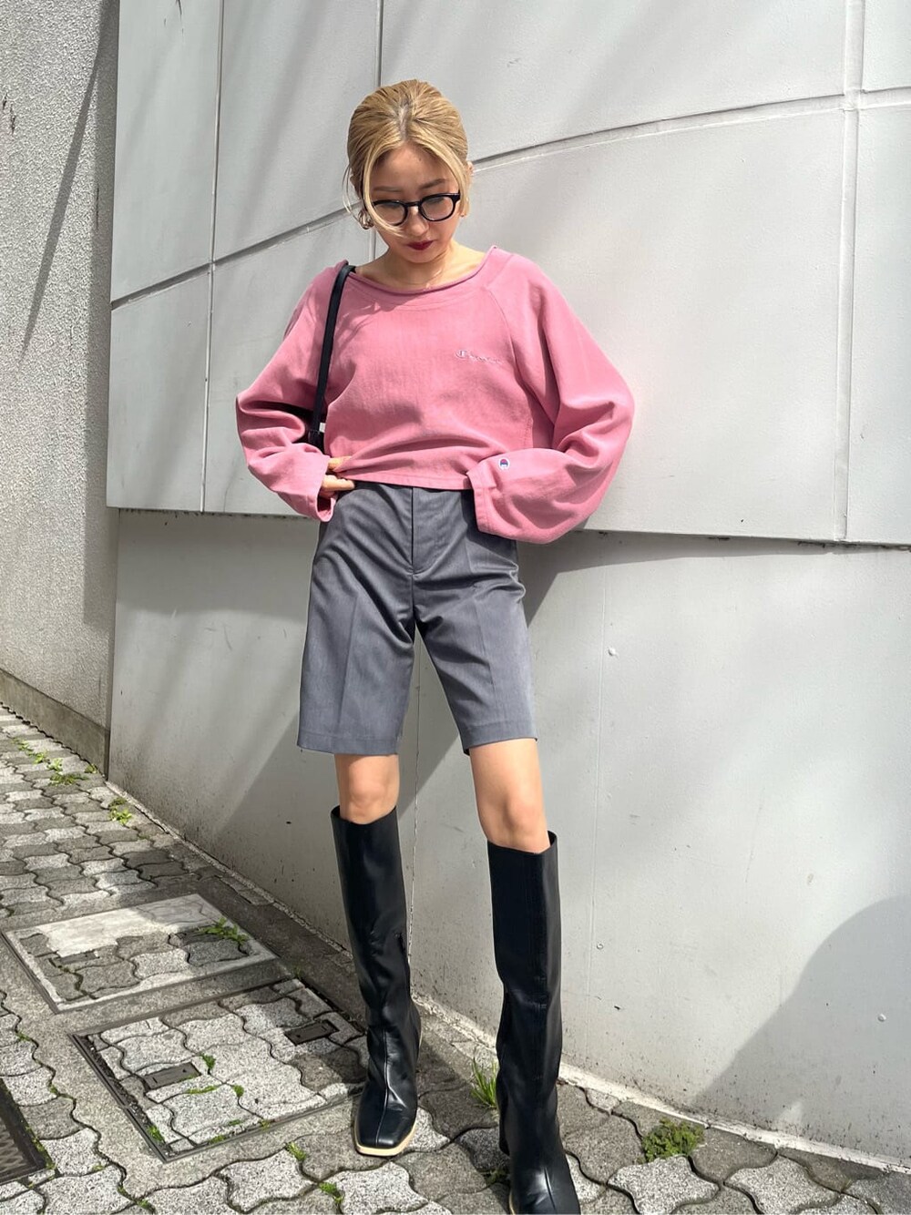 ブラック系のブーツ、グレー系のその他パンツ、ピンク系のTシャツ/カットソーを着用したレディースの春コーディネートの3枚目の写真