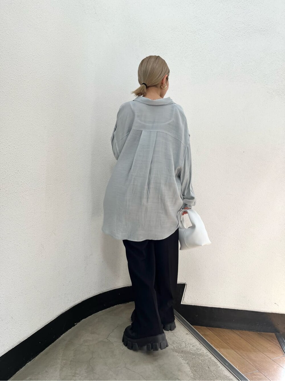 ブラック系のブーツ、ブラック系のその他パンツ、グレー系のシャツ/ブラウスを着用したレディースの春コーディネートの5枚目の写真