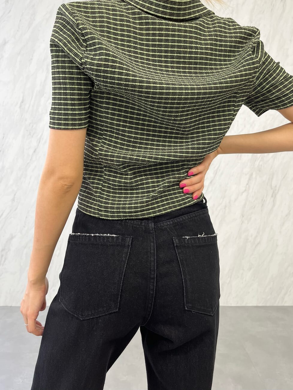 ブラック系のブーツ、ブラック系のデニムパンツ、その他のシャツ/ブラウスを着用したレディースの春コーディネートの5枚目の写真