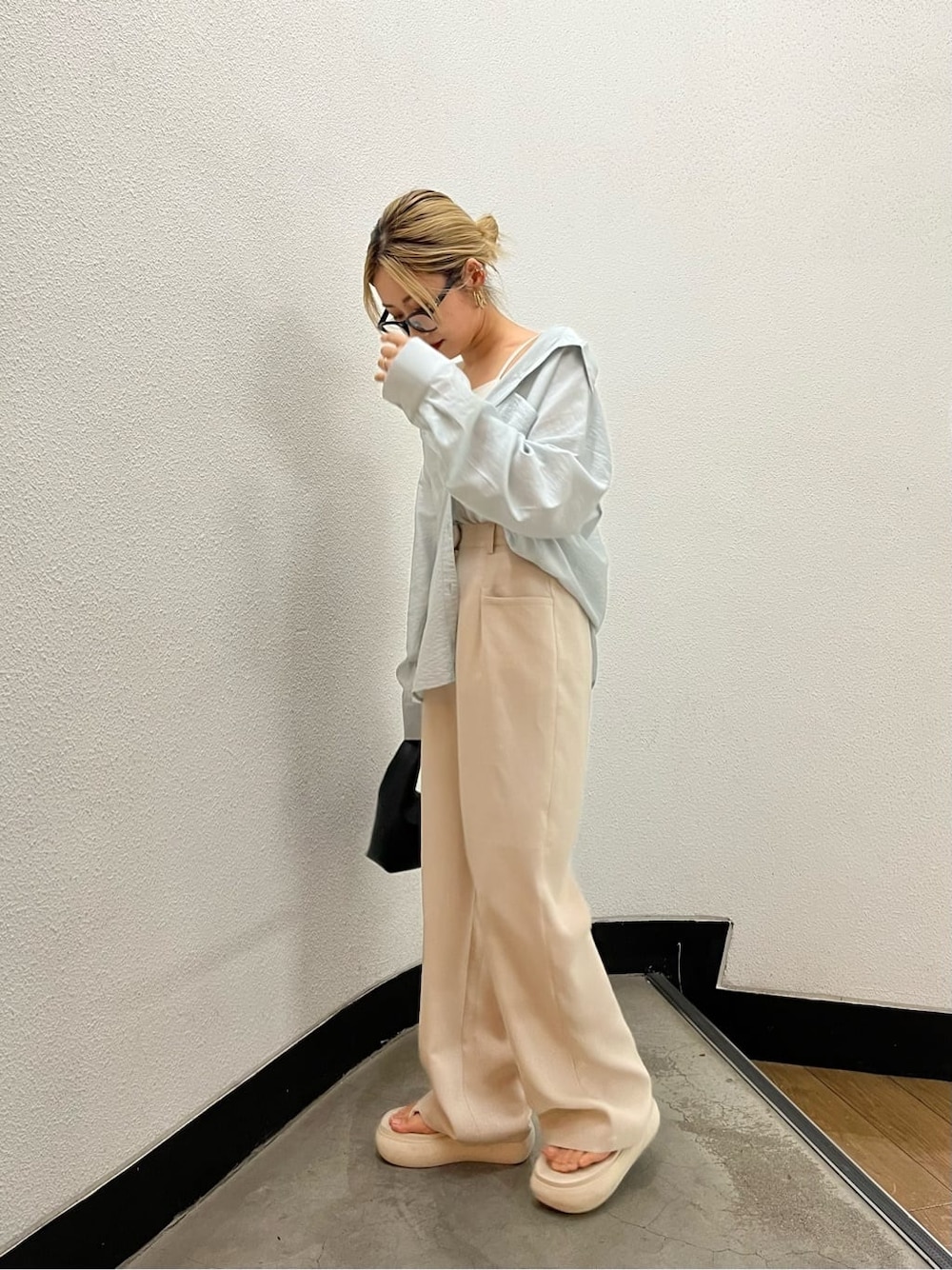 グレー系のシャツ/ブラウス、ブラック系のキャミソール、ホワイト系のサンダルを着用したレディースの春コーディネートの2枚目の写真