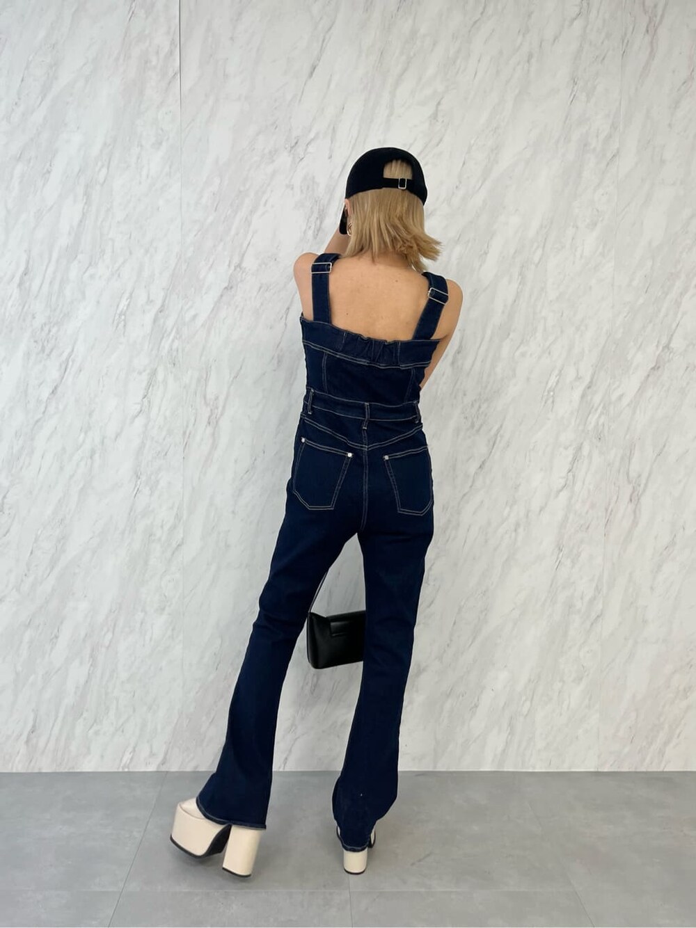 ブルー系のサロペット/オーバーオール、その他のシャツ/ブラウス、ホワイト系のサンダルを着用したレディースの春コーディネートの4枚目の写真