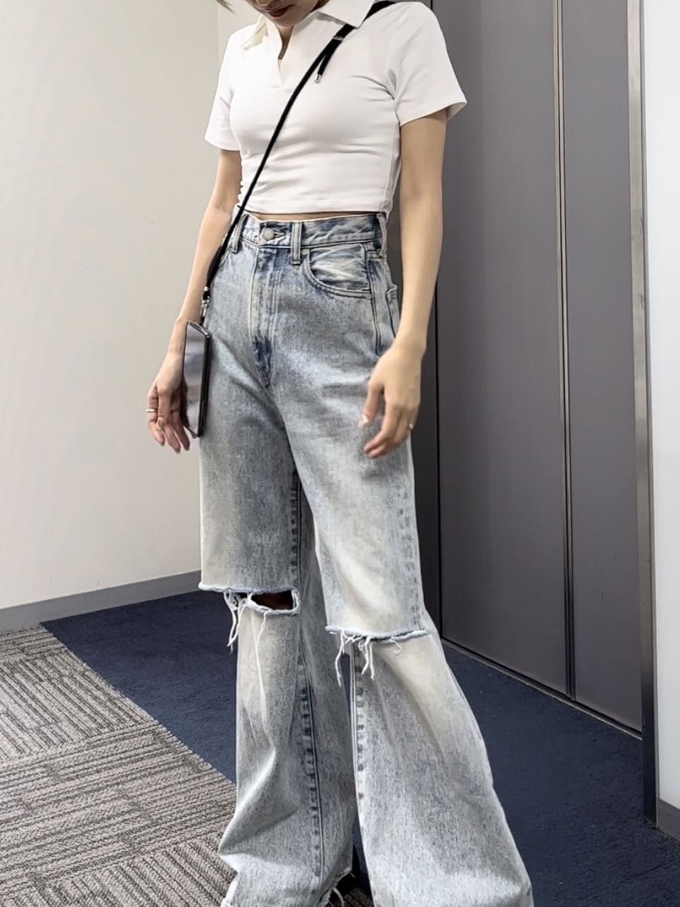 ブルー系のデニムパンツ、ホワイト系のTシャツ/カットソーを着用したレディースの夏コーディネートの4枚目の写真