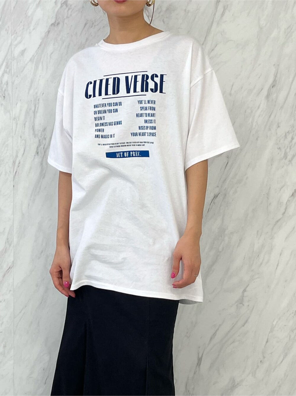 ブラック系のブーツ、ブラック系のスカート、ホワイト系のTシャツ/カットソーを着用したレディースの春コーディネートの8枚目の写真