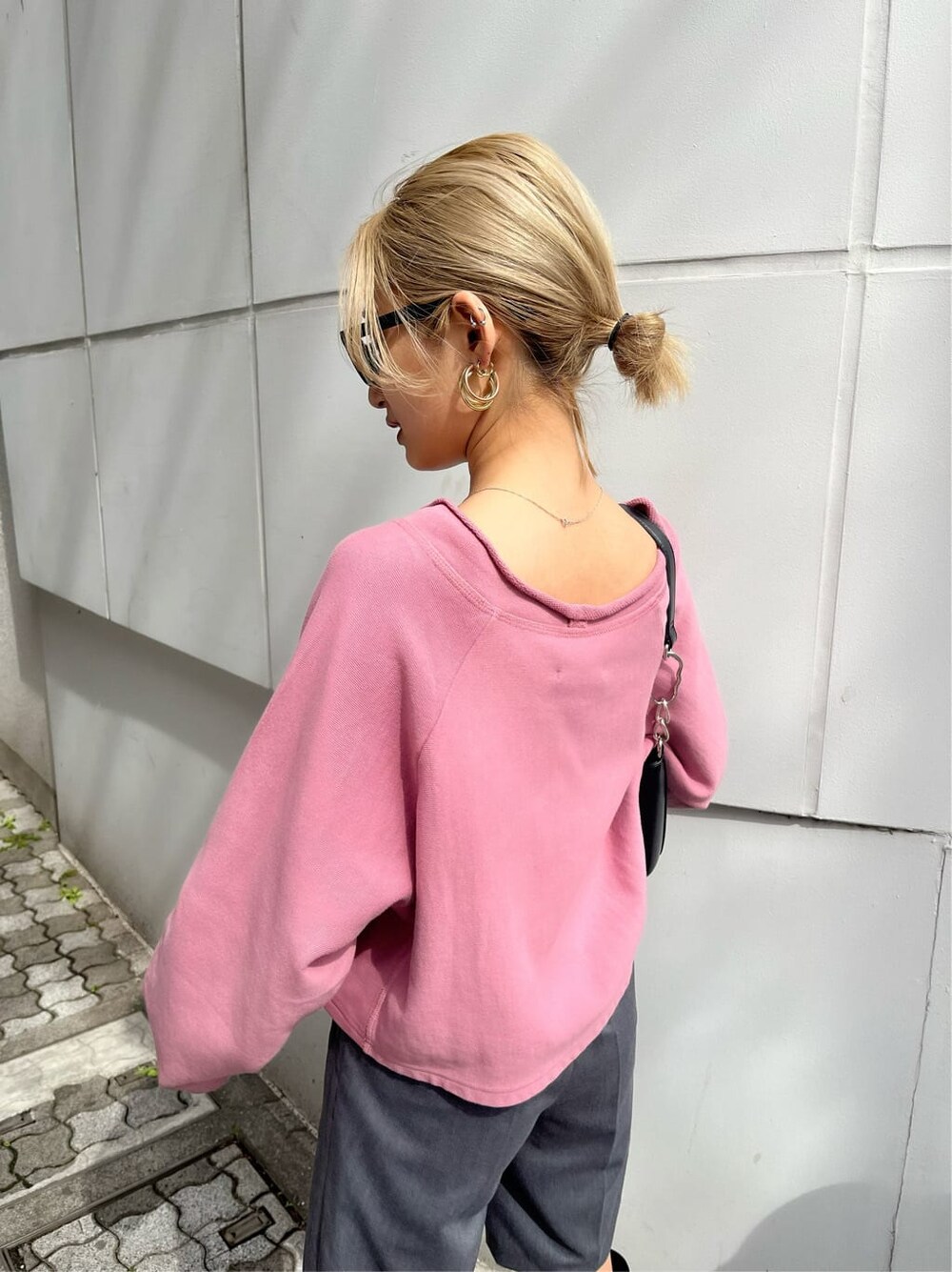 ブラック系のブーツ、グレー系のその他パンツ、ピンク系のTシャツ/カットソーを着用したレディースの春コーディネートの6枚目の写真