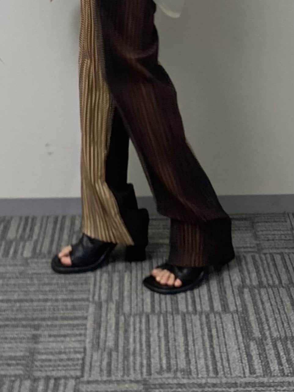 その他のその他パンツ、ホワイト系のシャツ/ブラウス、ブラック系のサンダルを着用したレディースの夏コーディネートの6枚目の写真