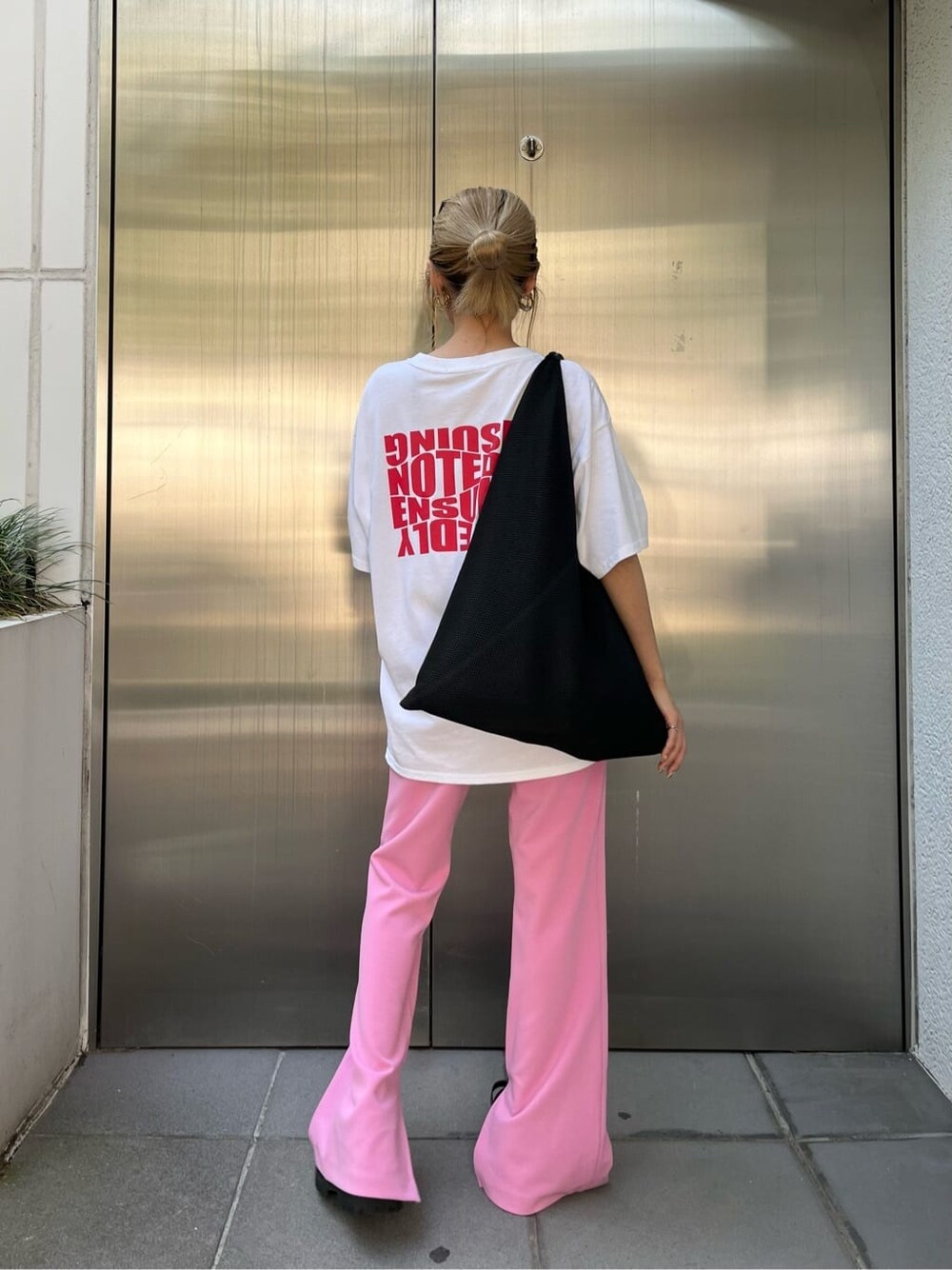 ホワイト系のTシャツ/カットソーを着用したレディースの夏コーディネートの4枚目の写真