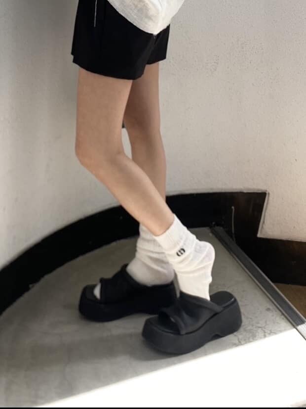 ブラック系のブルゾン、ブルー系のショルダーバッグ、ブラック系のその他パンツを着用したレディースの春コーディネートの6枚目の写真