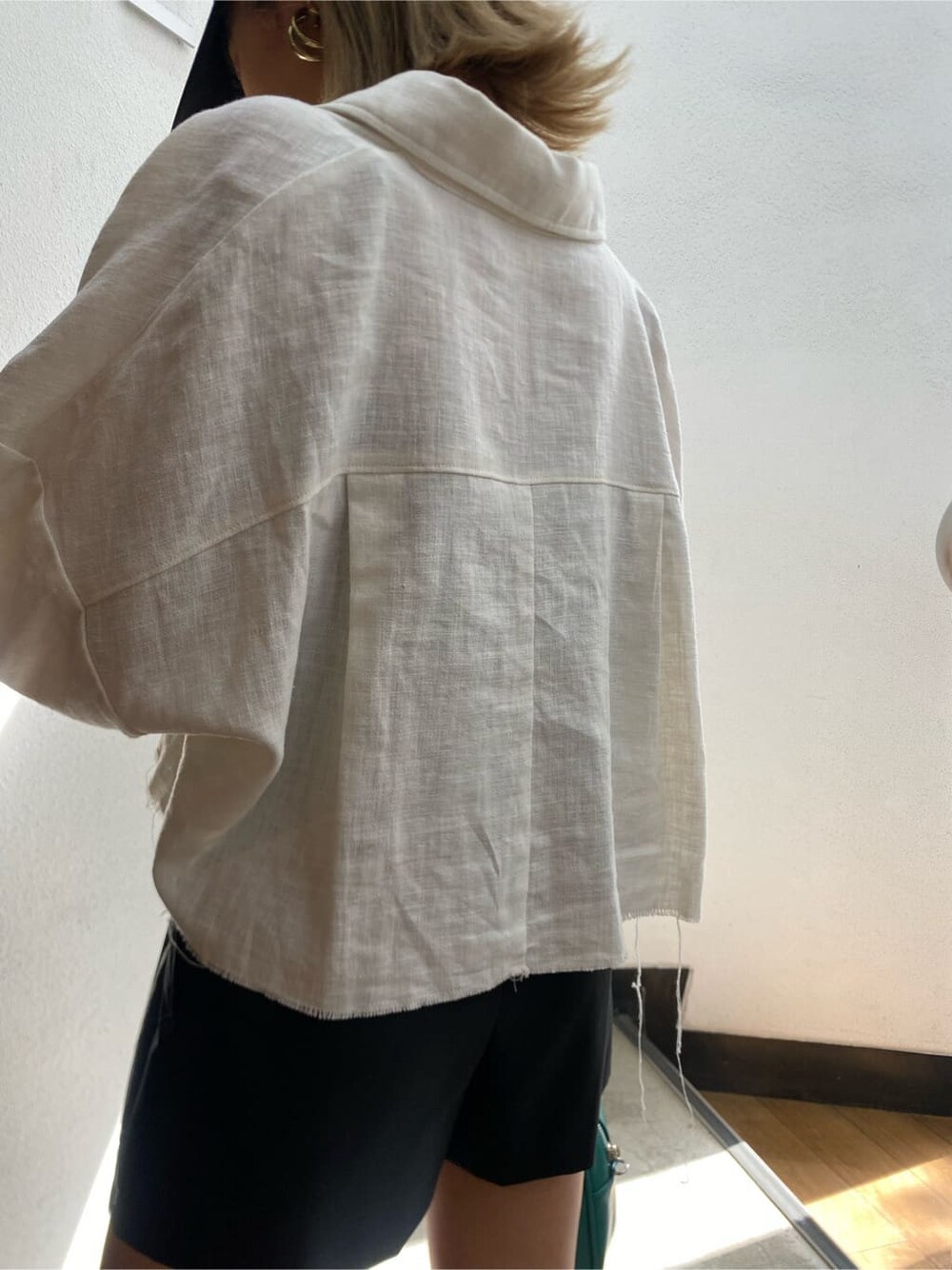 ブラック系のブルゾン、ブルー系のショルダーバッグ、ブラック系のその他パンツを着用したレディースの春コーディネートの5枚目の写真