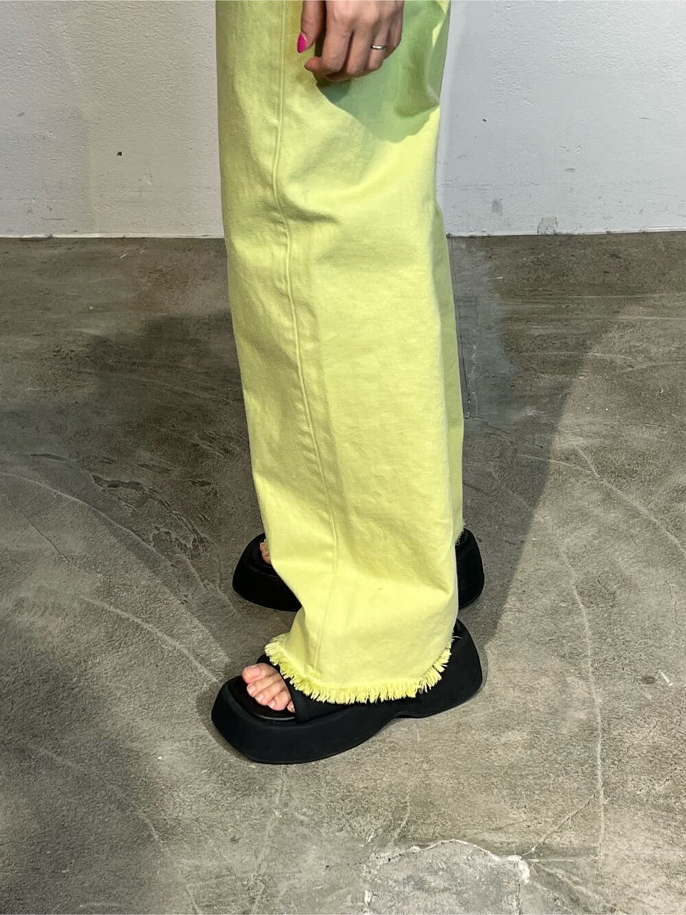 ホワイト系のキャミソール、イエロー系のデニムパンツ、ホワイト系のシャツ/ブラウスを着用したレディースの春コーディネートの6枚目の写真