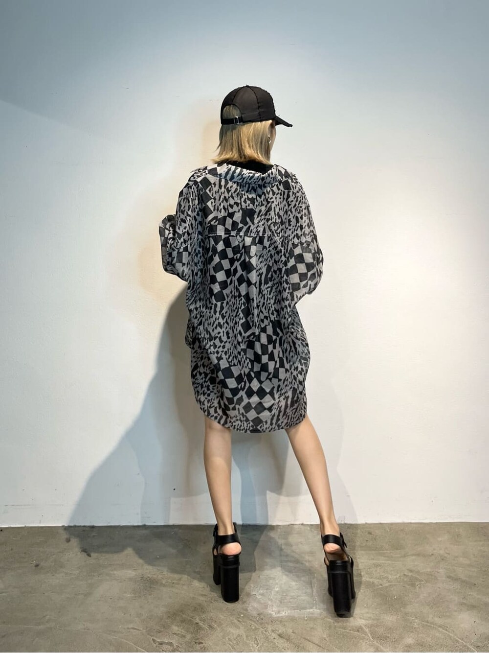 ブラック系のワンピース、ブラック系のサンダル、その他のシャツ/ブラウスを着用したレディースの春コーディネートの5枚目の写真