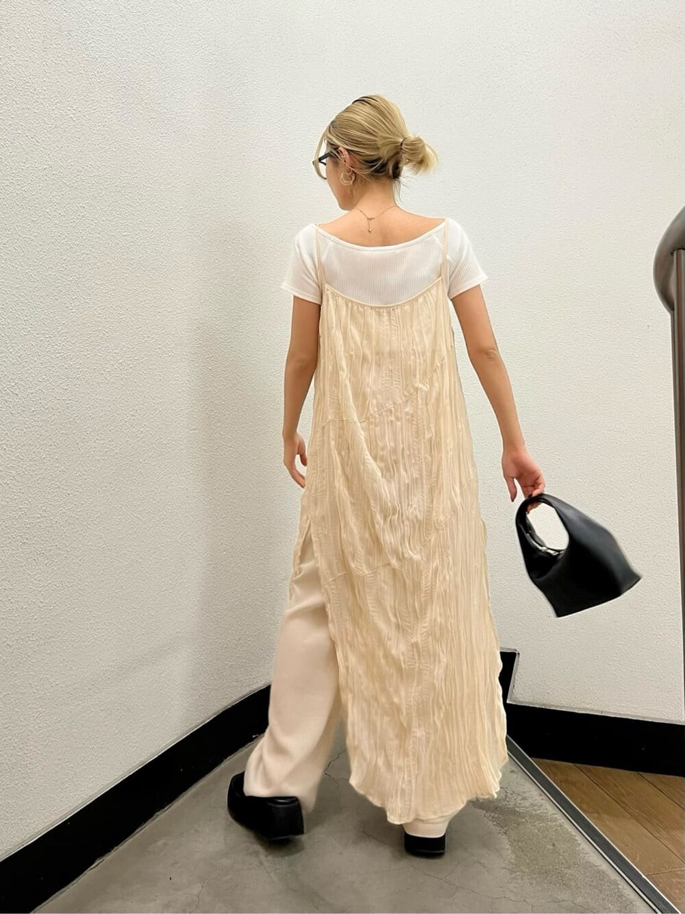 ホワイト系のTシャツ/カットソー、ブラック系のサンダル、ホワイト系のワンピースを着用したレディースの夏コーディネートの3枚目の写真