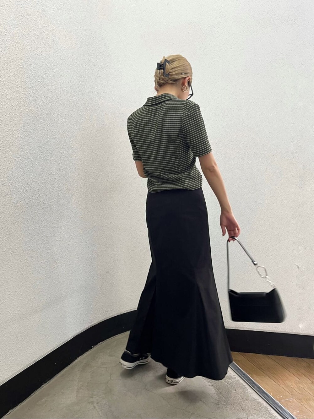 ブラック系のスカート、その他のシャツ/ブラウス、ブラック系のハンドバッグを着用したレディースの春コーディネートの3枚目の写真