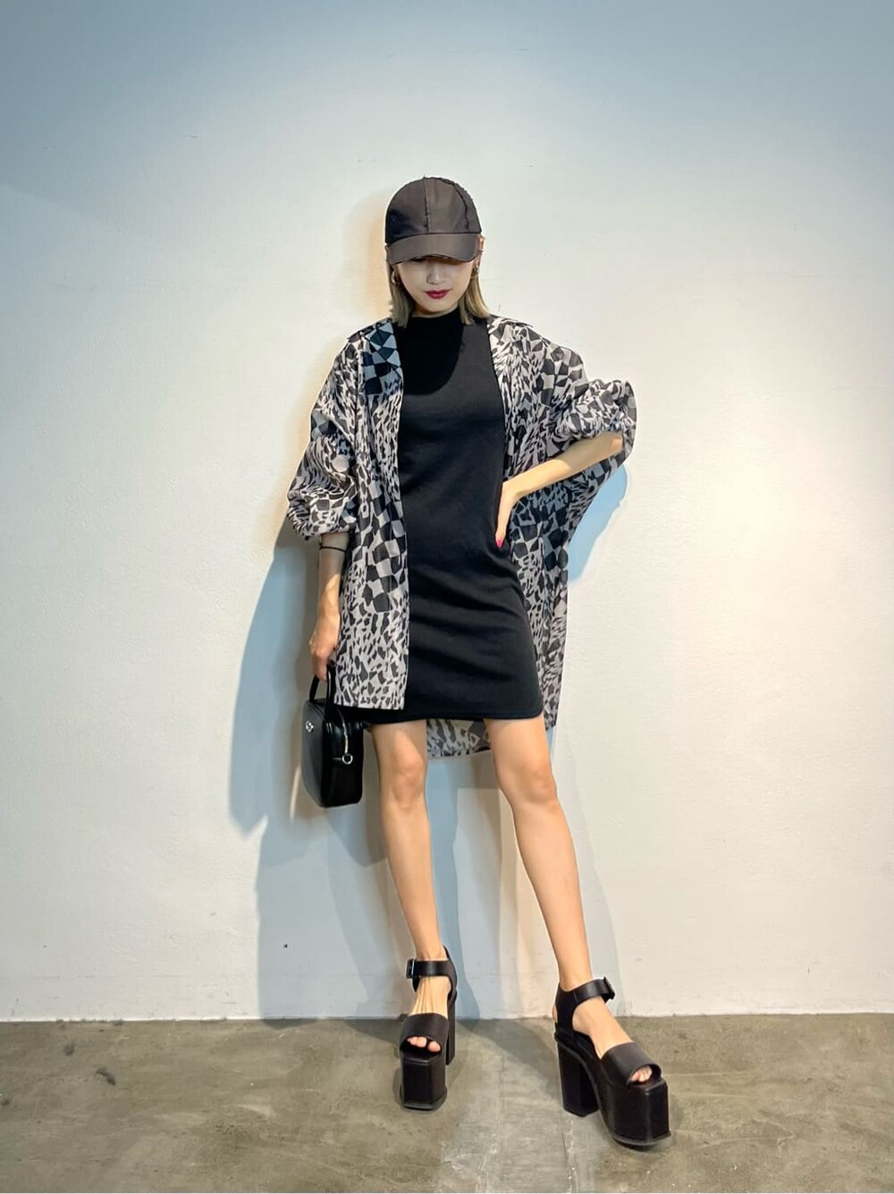 ブラック系のワンピース、ブラック系のサンダル、その他のシャツ/ブラウスを着用したレディースの春コーディネートの4枚目の写真