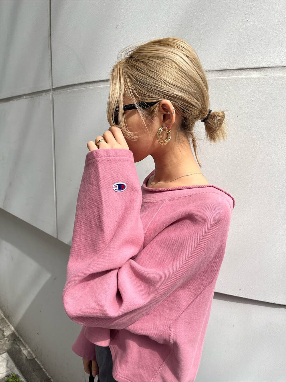 ブラック系のブーツ、グレー系のその他パンツ、ピンク系のTシャツ/カットソーを着用したレディースの春コーディネートの5枚目の写真