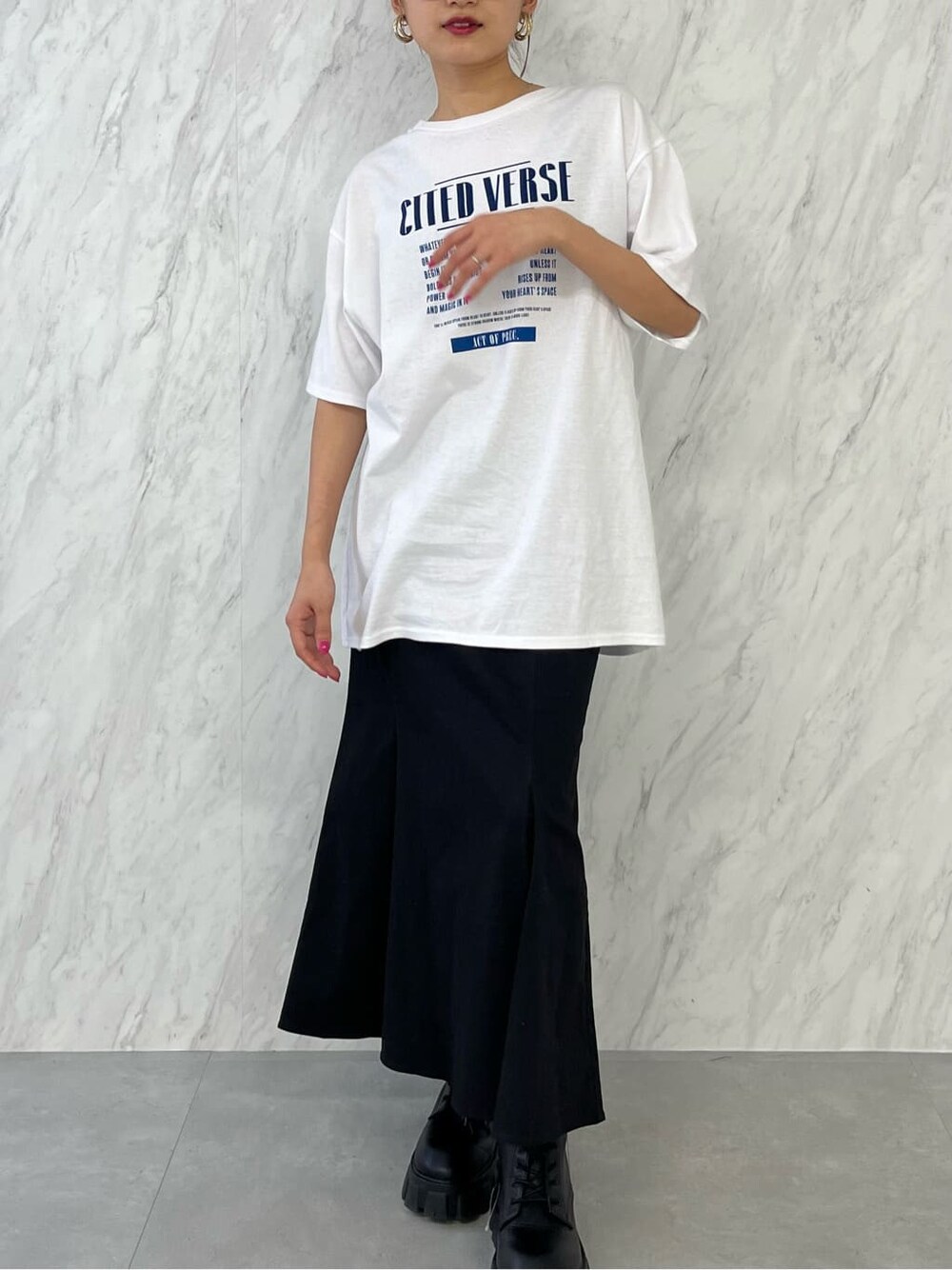 ブラック系のブーツ、ブラック系のスカート、ホワイト系のTシャツ/カットソーを着用したレディースの春コーディネートの7枚目の写真