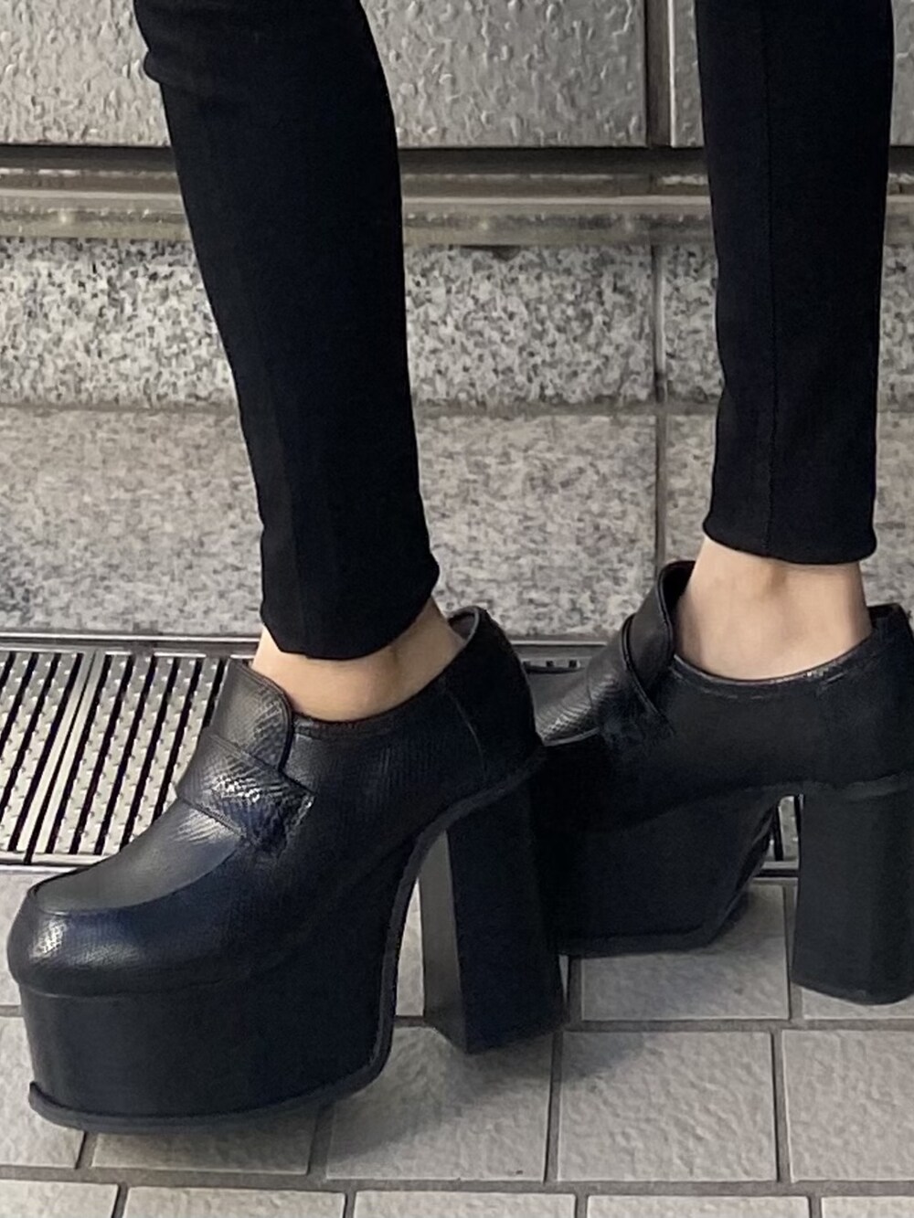 ブラック系のデニムパンツ、ホワイト系のニット/セーター、その他のローファーを着用したレディースの冬コーディネートの5枚目の写真