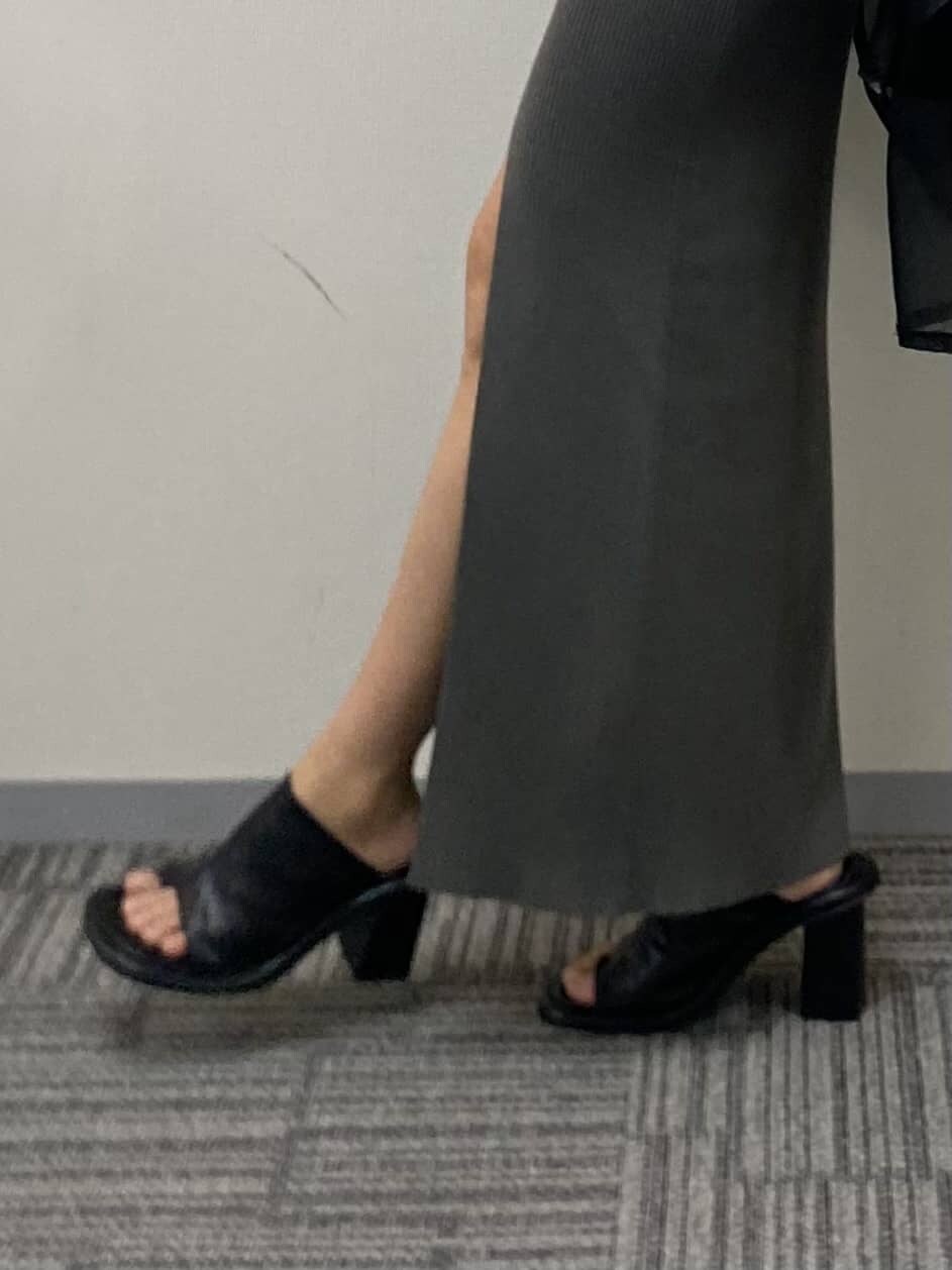 グレー系のワンピース、ブラック系のシャツ/ブラウス、ブラック系のサンダルを着用したレディースの夏コーディネートの5枚目の写真