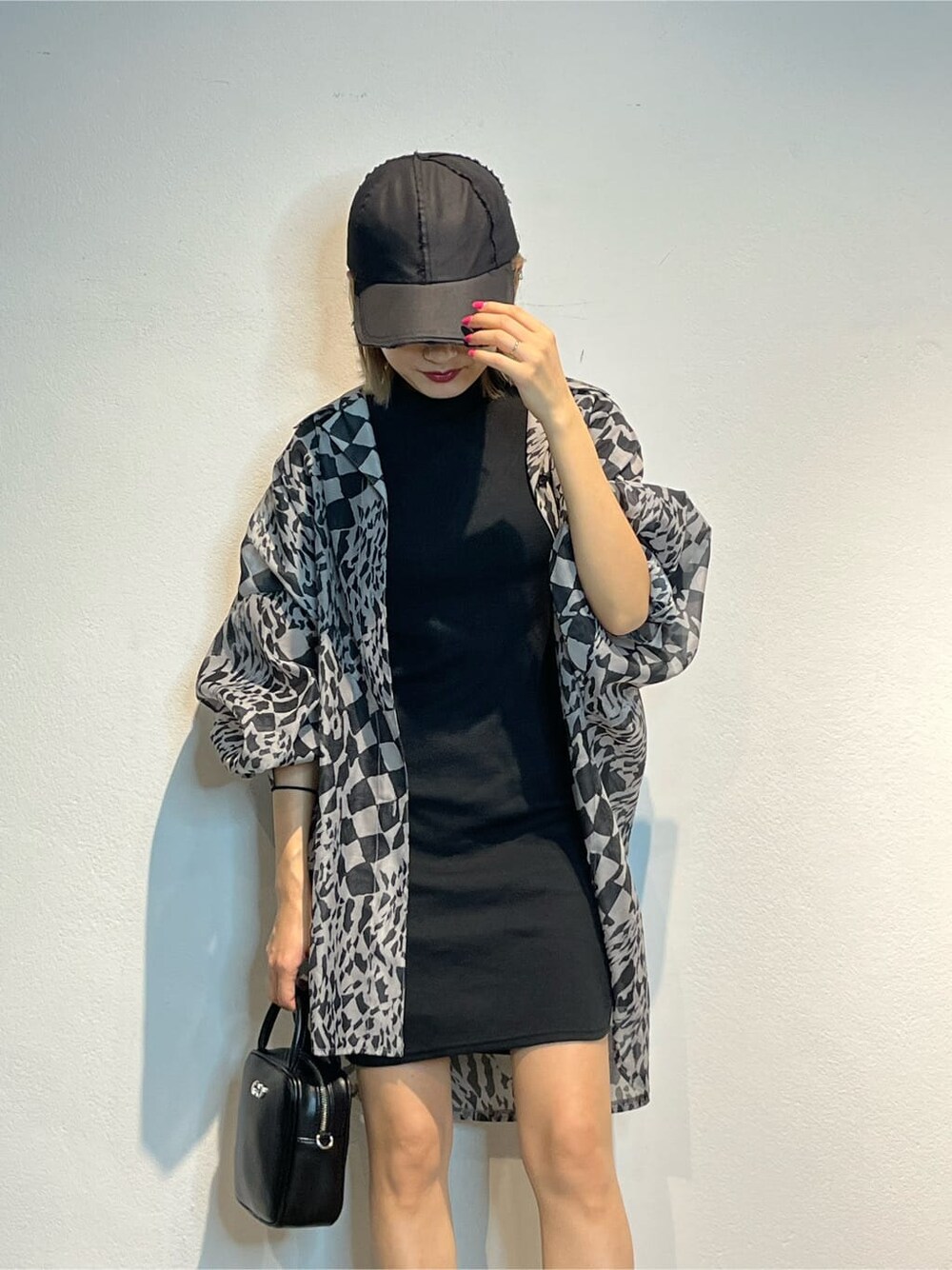 ブラック系のワンピース、ブラック系のサンダル、その他のシャツ/ブラウスを着用したレディースの春コーディネートの6枚目の写真