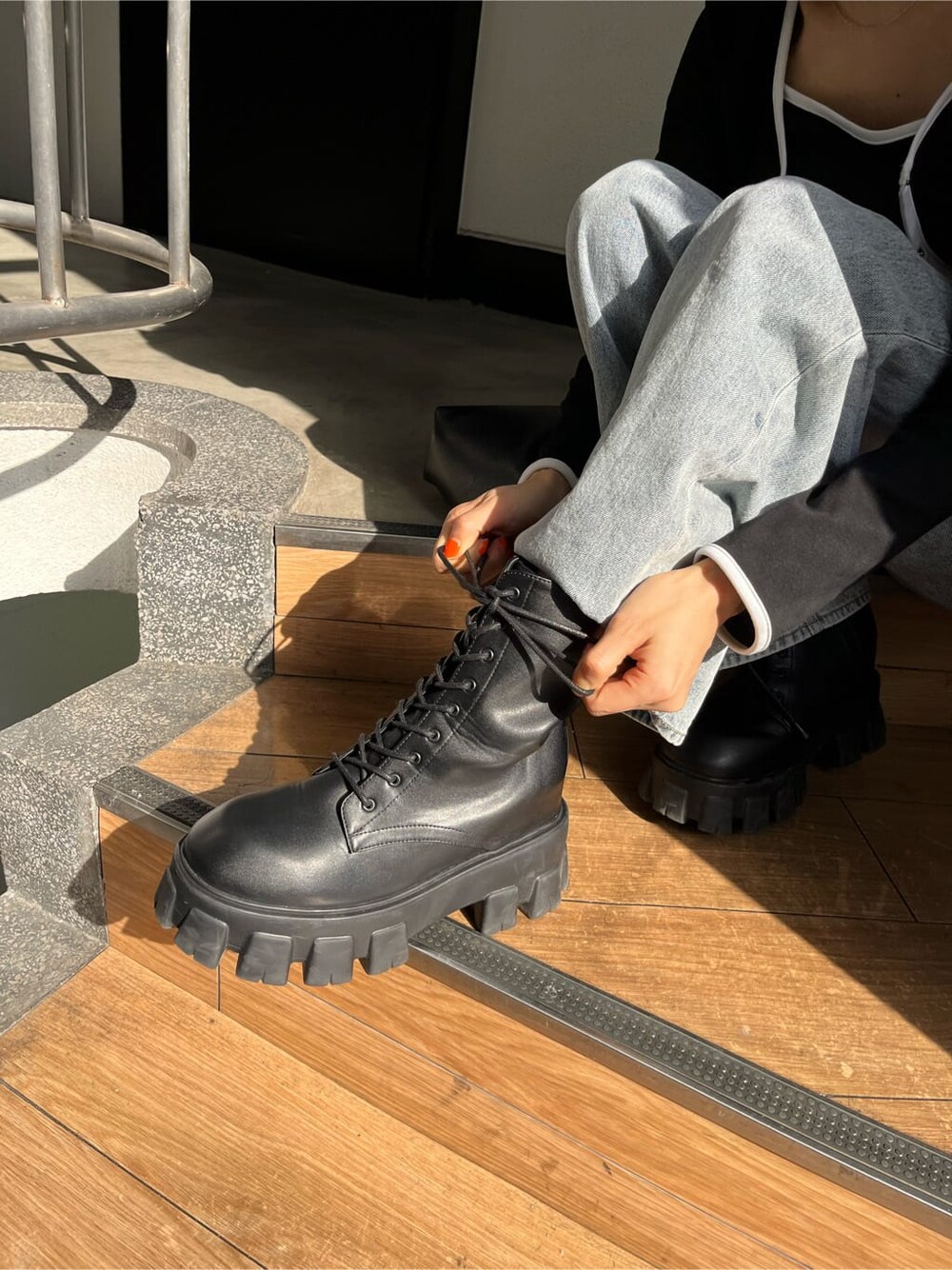 ブラック系のブーツ、ブラック系のその他パンツ、グレー系のシャツ/ブラウスを着用したレディースの春コーディネートの8枚目の写真