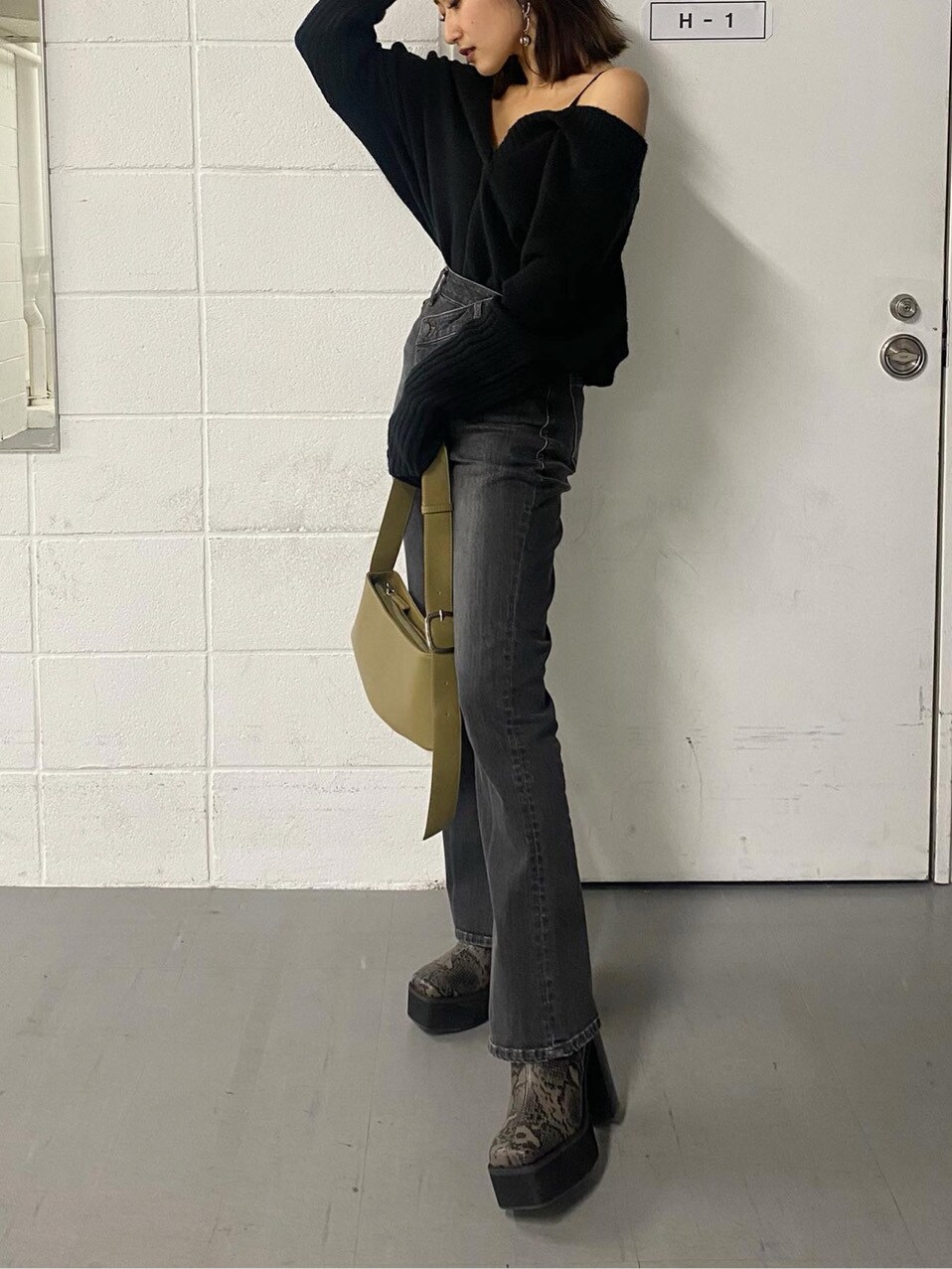 ブラック系のイヤリングを着用したレディースの秋コーディネートの2枚目の写真