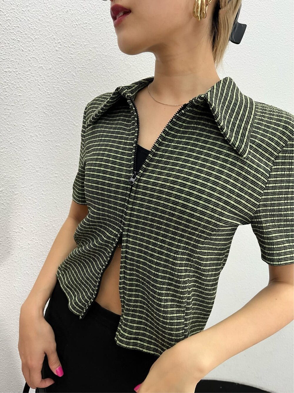 ブラック系のスカート、その他のシャツ/ブラウス、ブラック系のハンドバッグを着用したレディースの春コーディネートの5枚目の写真