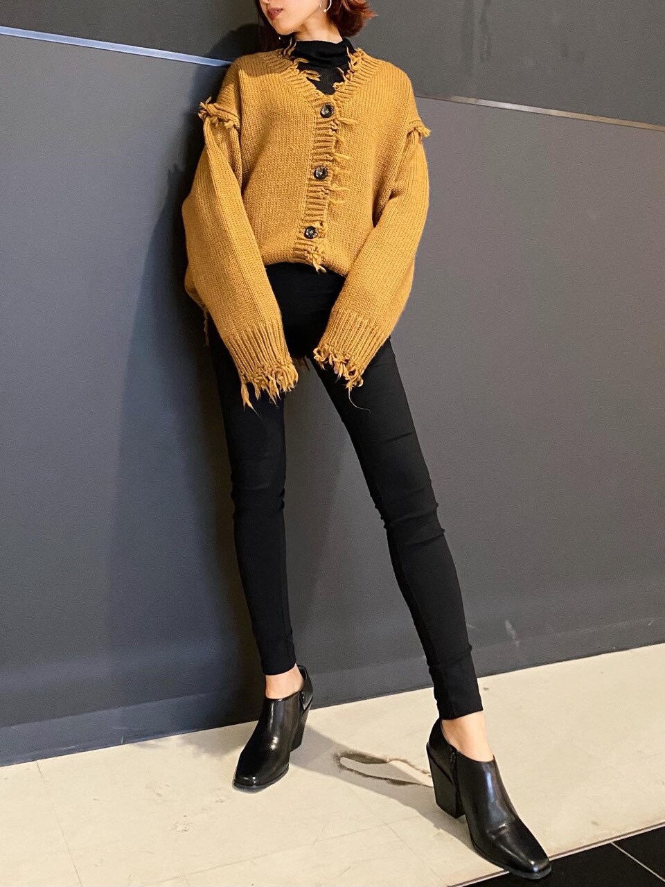 ブラウン系のカーディガン/ボレロを着用したレディースの秋コーディネートの3枚目の写真