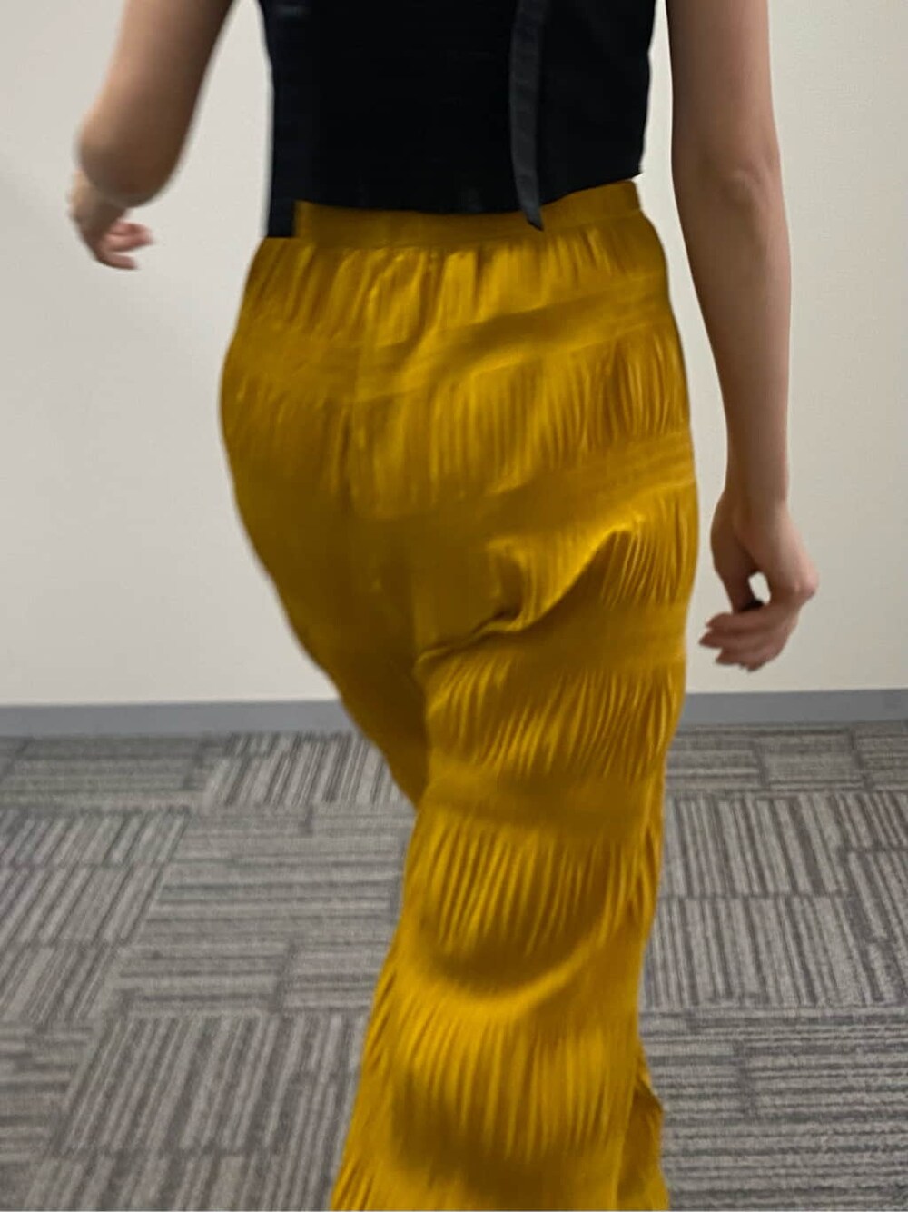 イエロー系のその他パンツ、ブラック系のサンダル、ブラック系のタンクトップを着用したレディースの春コーディネートの6枚目の写真