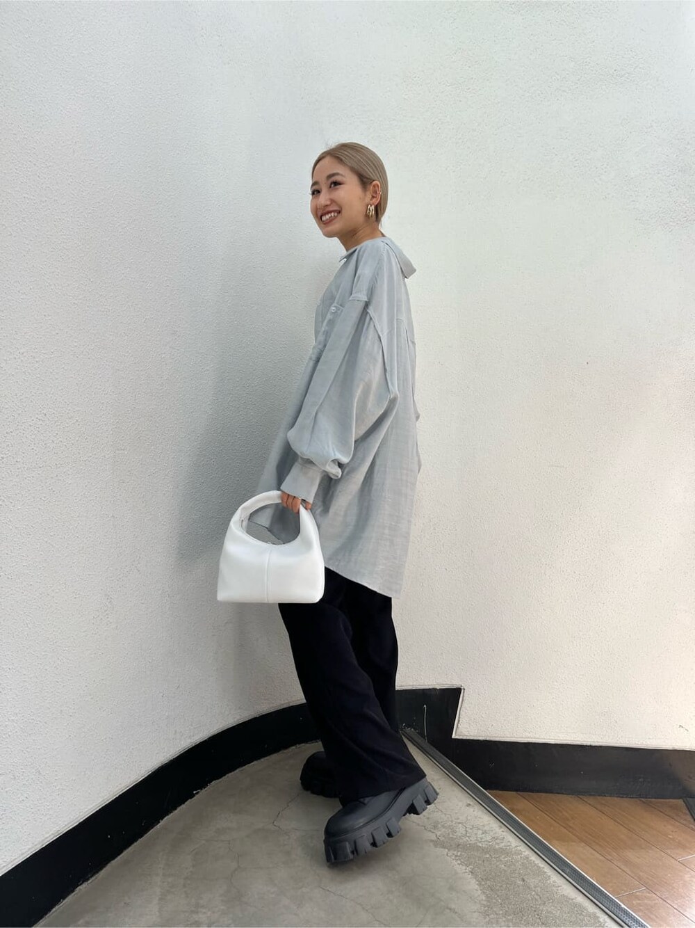 ブラック系のブーツ、ブラック系のその他パンツ、グレー系のシャツ/ブラウスを着用したレディースの春コーディネートの4枚目の写真