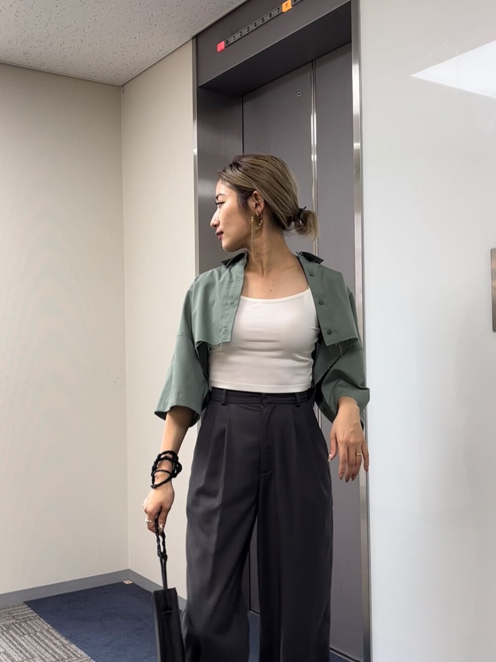 ブルー系のシャツ/ブラウス、グレー系のその他パンツを着用したレディースの夏コーディネートの3枚目の写真