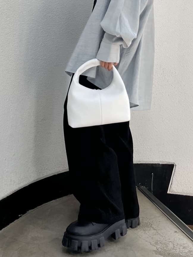 ブラック系のブーツ、ブラック系のその他パンツ、グレー系のシャツ/ブラウスを着用したレディースの春コーディネートの7枚目の写真