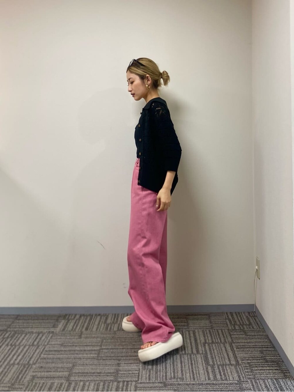 ホワイト系のニット/セーター、ブラック系のタンクトップ、ホワイト系のサンダルを着用したレディースの春コーディネートの2枚目の写真