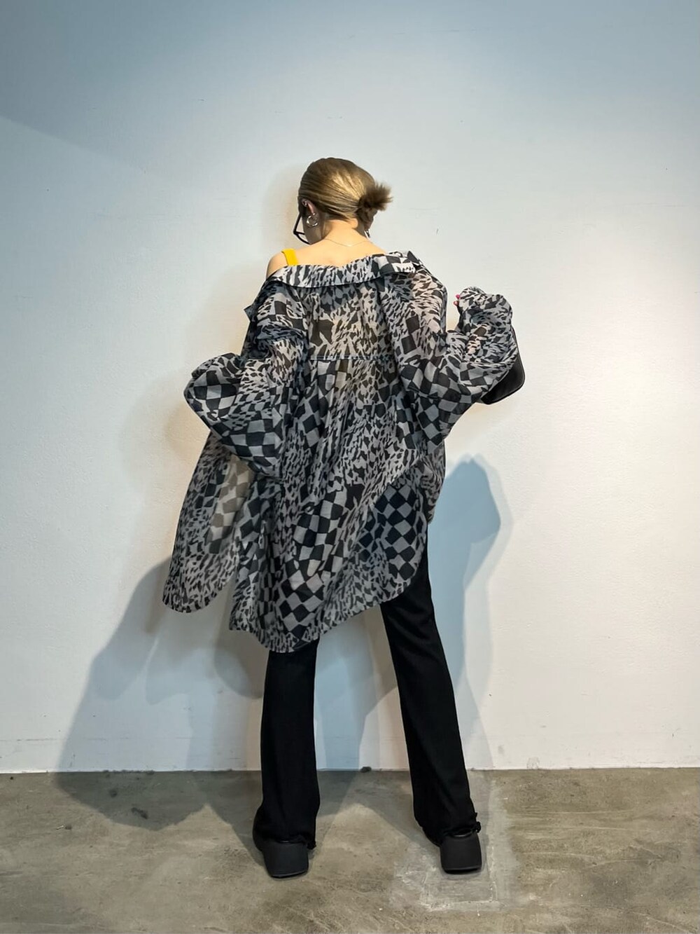 ブラック系のその他パンツ、その他のシャツ/ブラウス、ブラック系のショルダーバッグを着用したレディースの春コーディネートの5枚目の写真